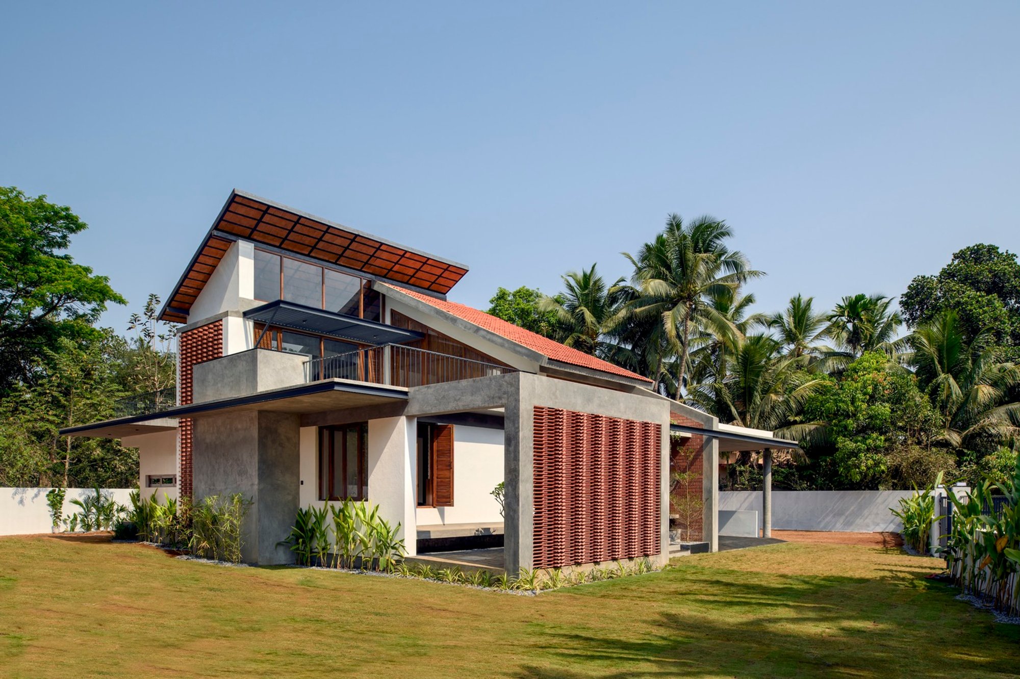 Transposed Courtyard House by Studio MSA
