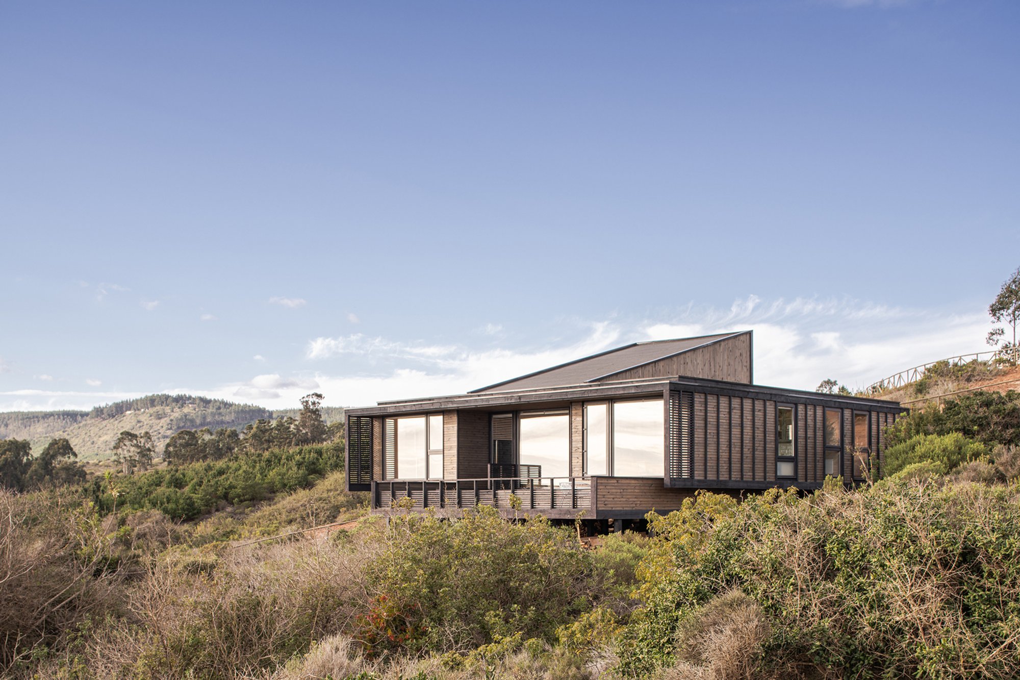 C-H House by Cavagnaro Rojo Arquitectos – Coastal Chilean Timber Residence with Ocean Views