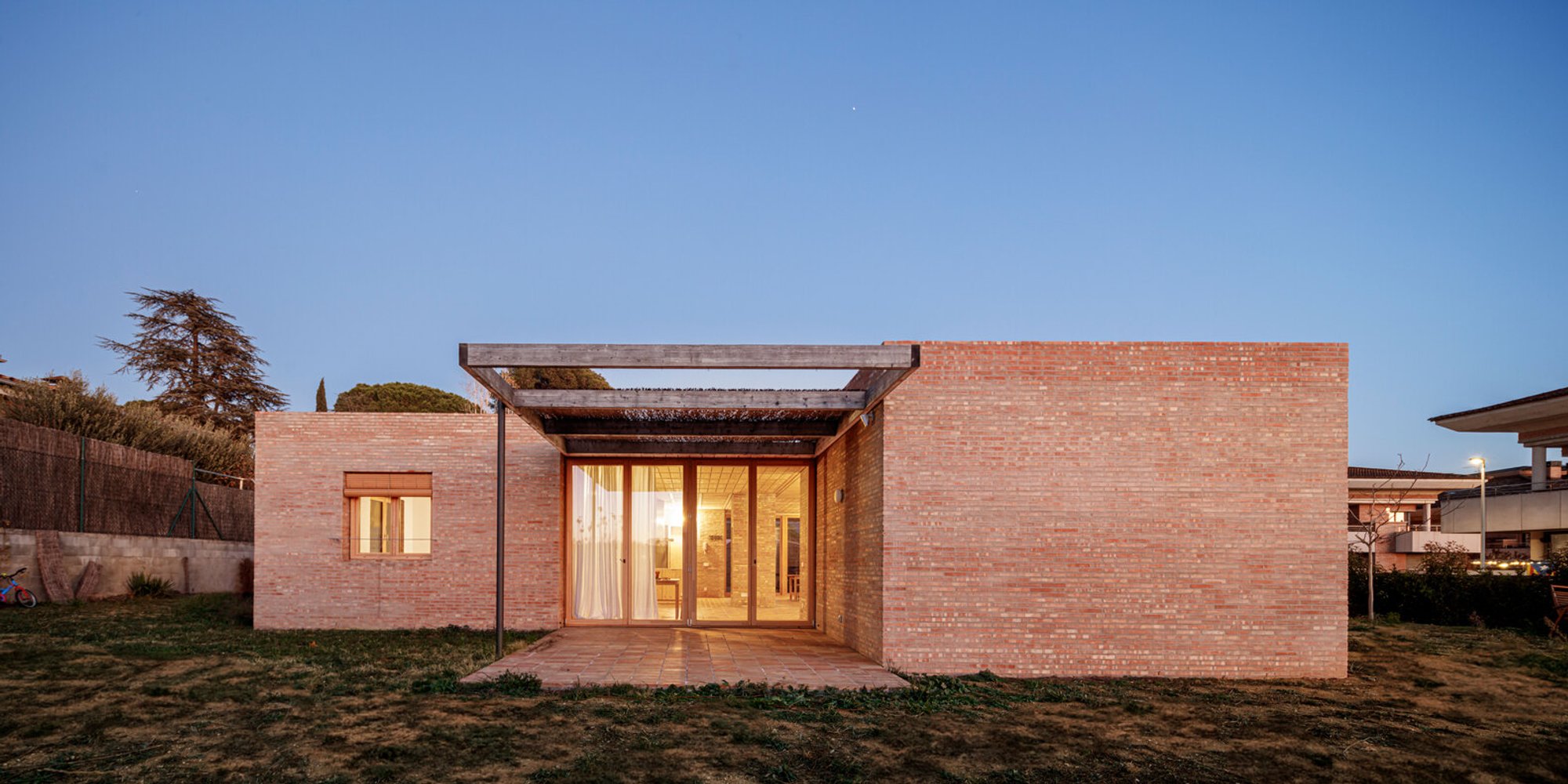 LA House by Alventosa Morell Arquitectes: Sustainable Single-Family Living in Llinars del Vallès