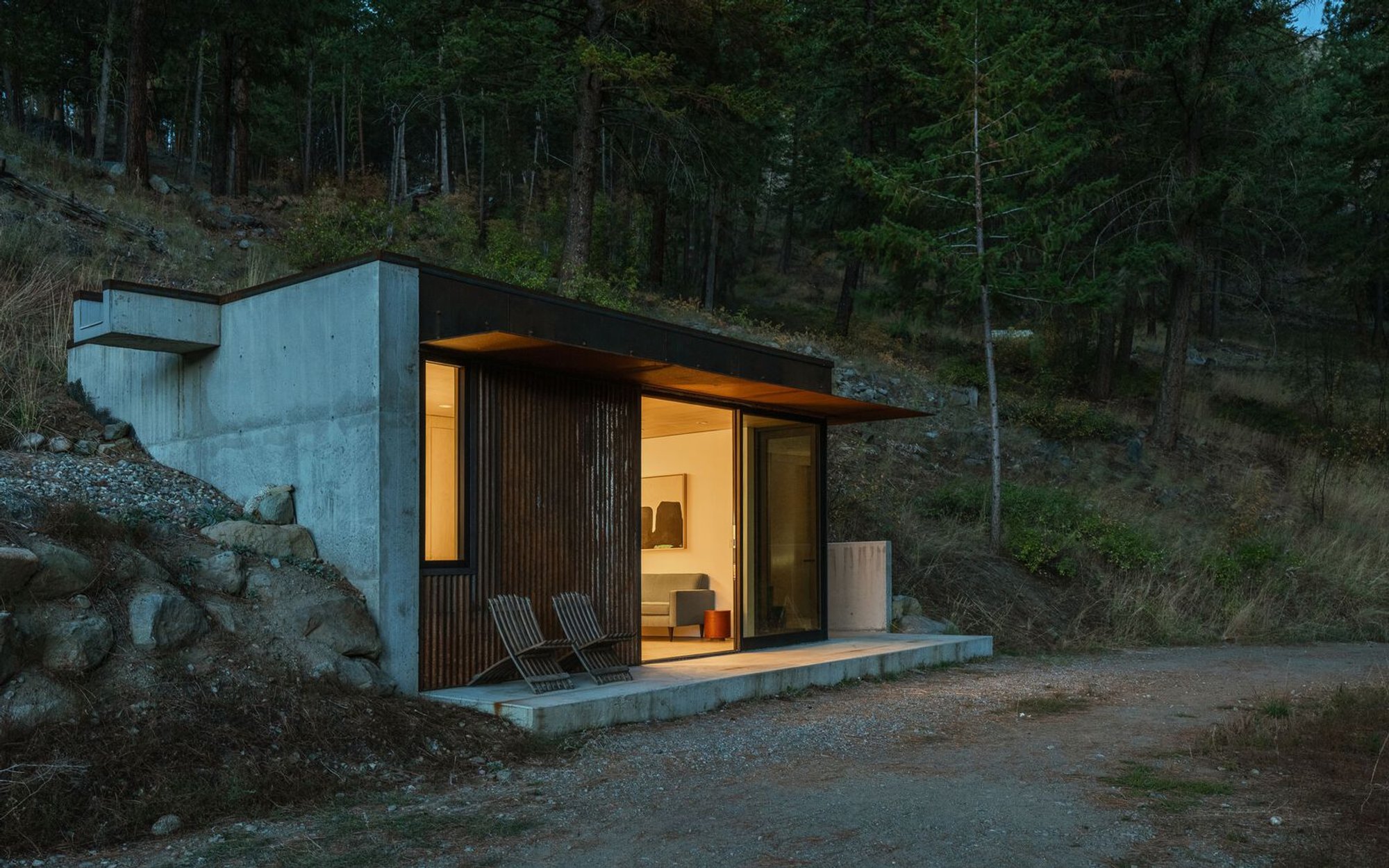 Tinyleaf Cabin by GO’C: A Minimalist Hillside Retreat in Washington