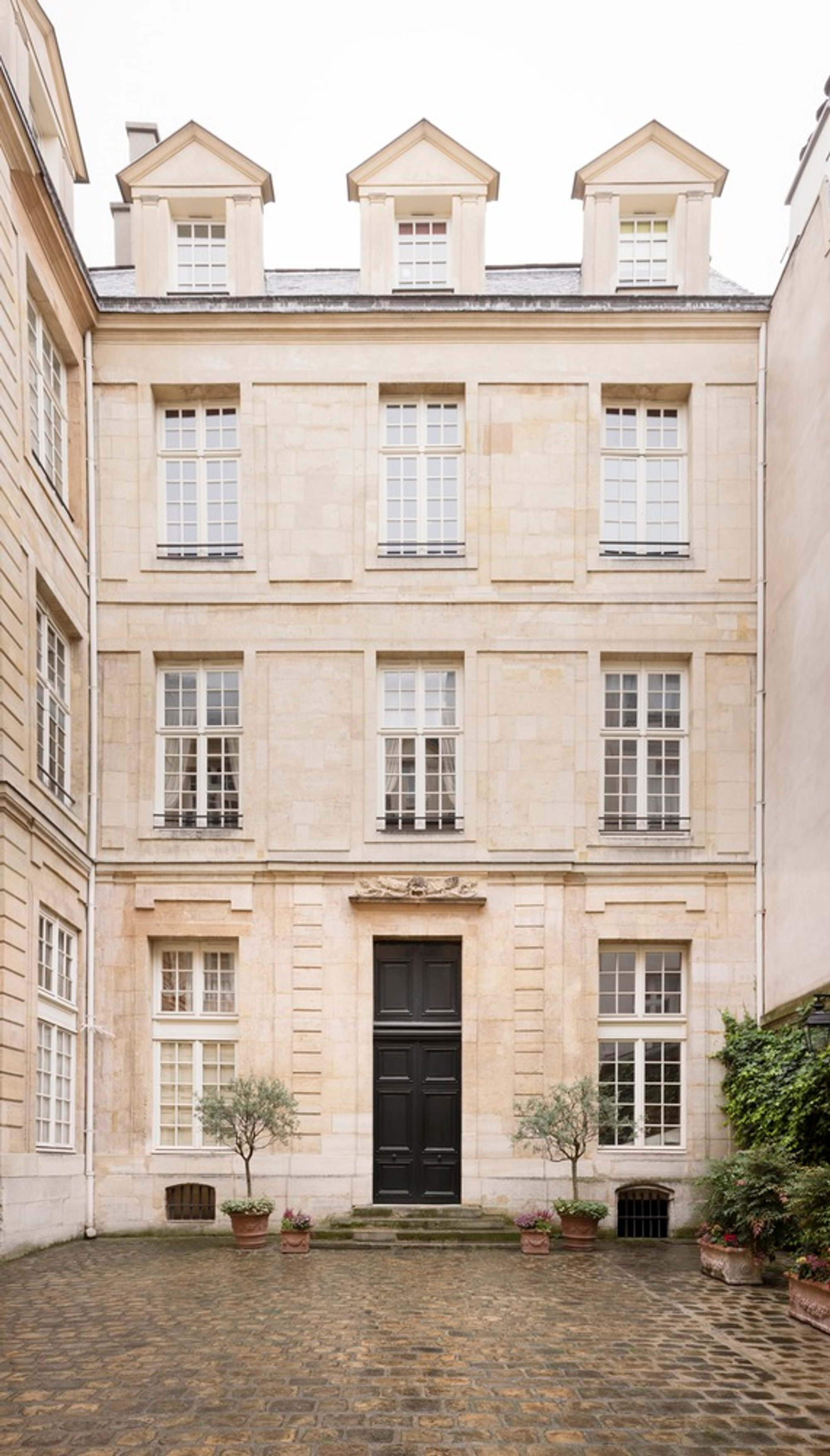 Paris Apartment by Wood by Marsh: A Contemporary Renovation Within a Baroque Parisian Landmark