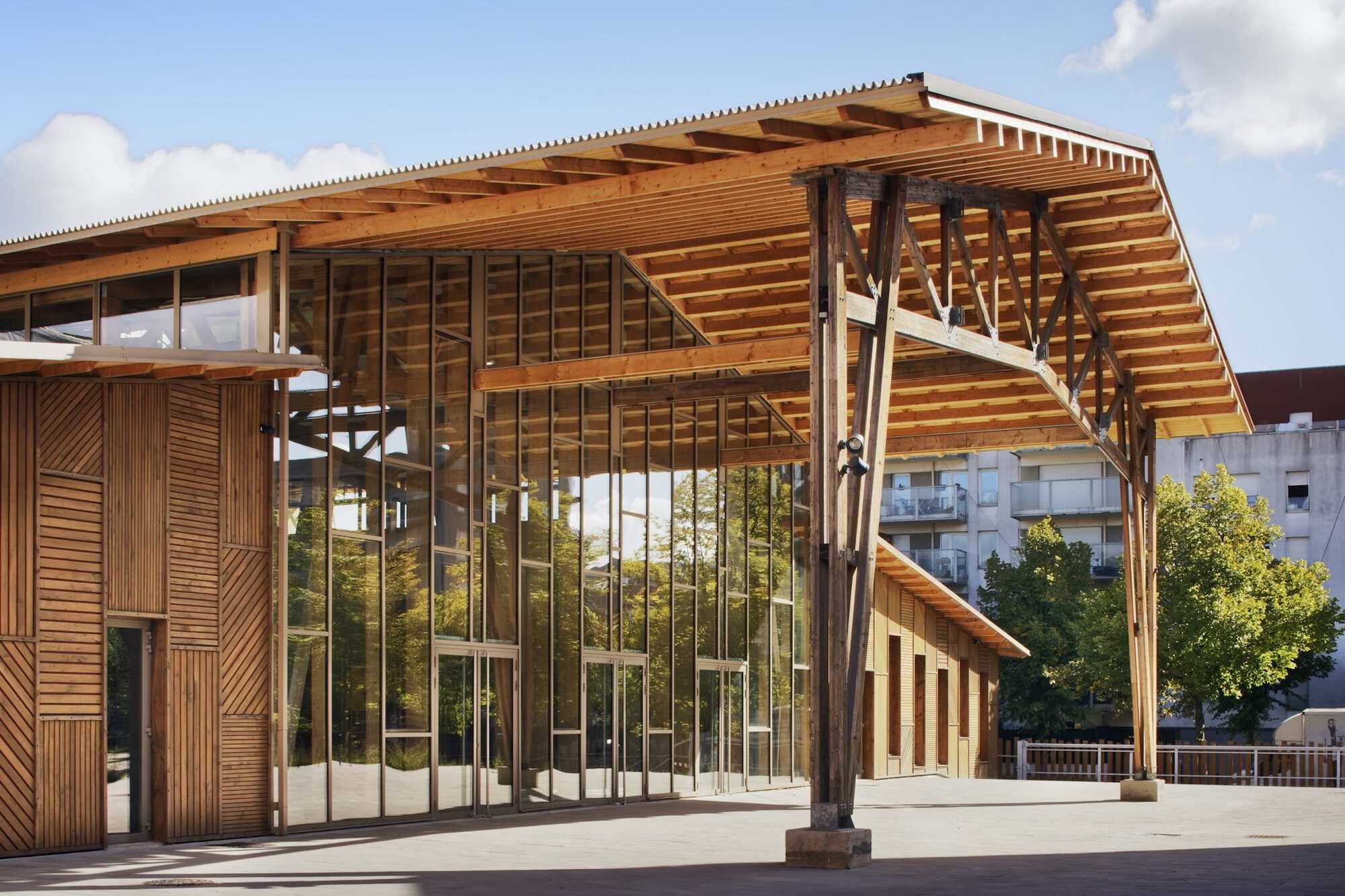 Restructuring and Extension of the Académie Fratellini in Saint-Denis By Atelier du Pont