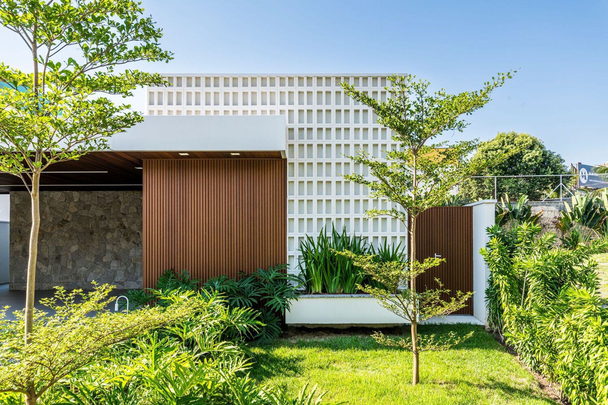 Amantea House by Andrea Murao Arquitetura e Interiores: A Contemporary Single-Story Home Defined by Light, Comfort, and Spatial Fluidity