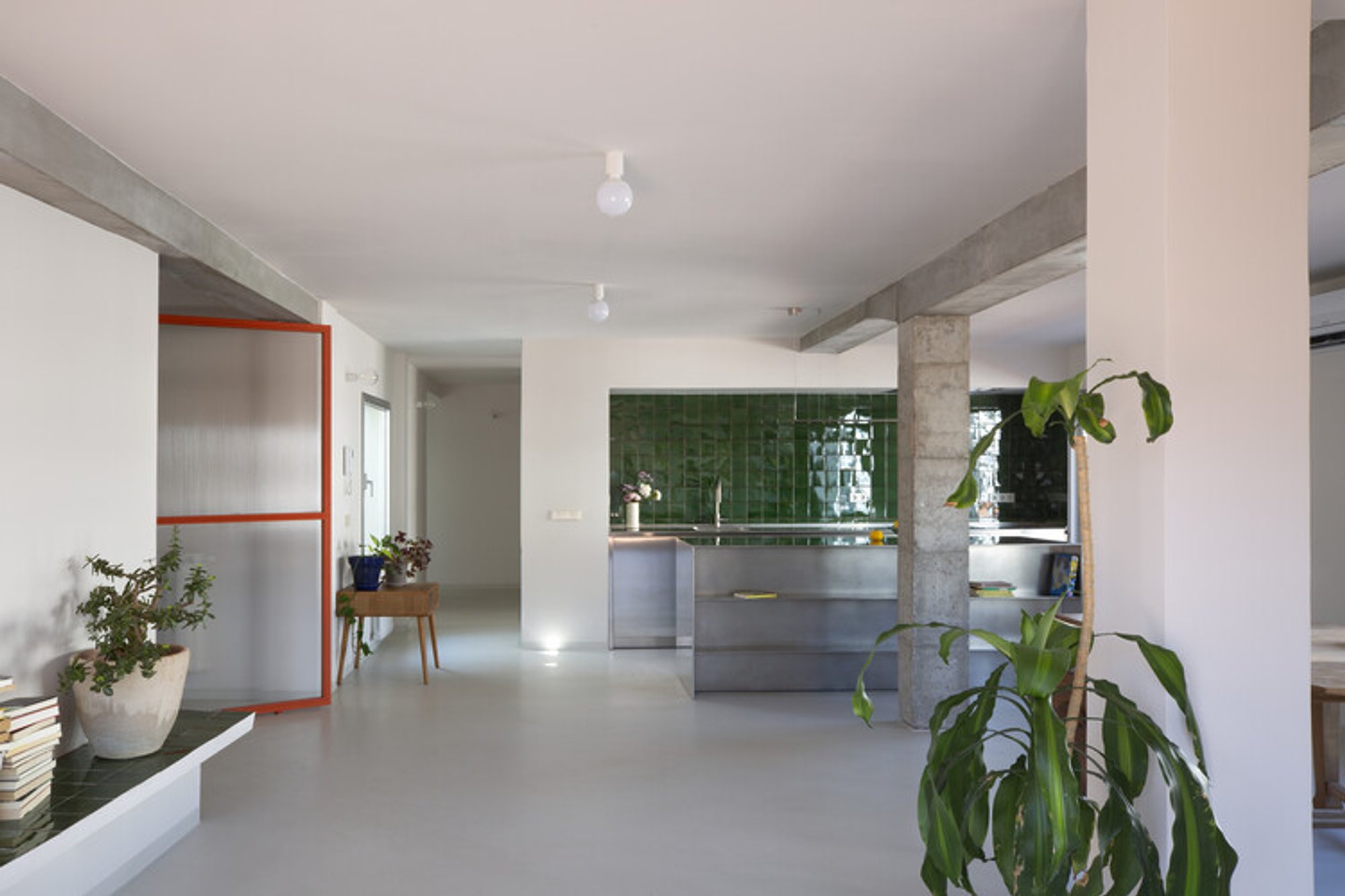 Villa T By la obra: A Light-Filled Retreat Rooted in Material Honesty