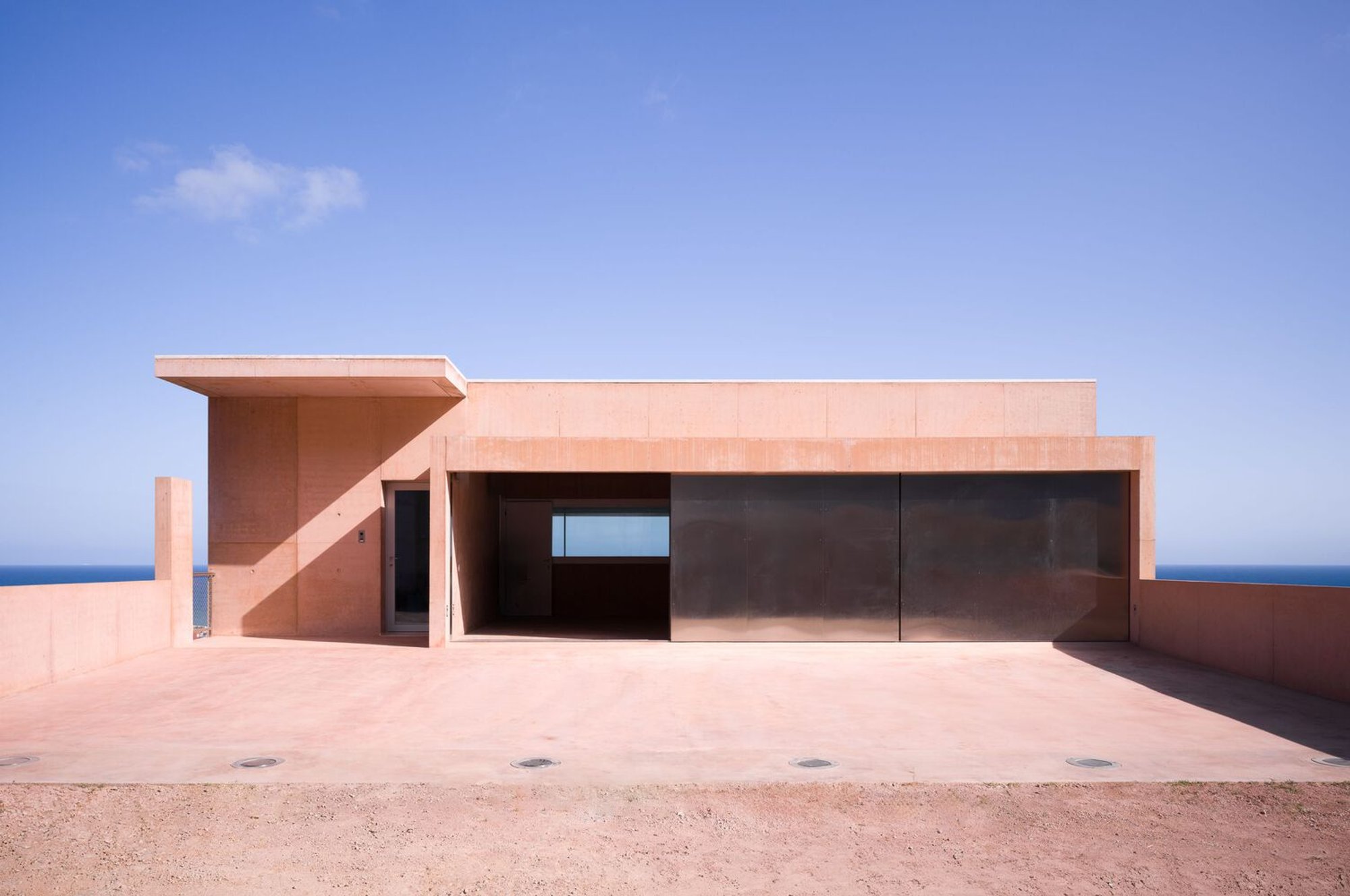 Colien House by Álvaro Siza Vieira: Minimalist Elegance on a Sloped Barcelona Site