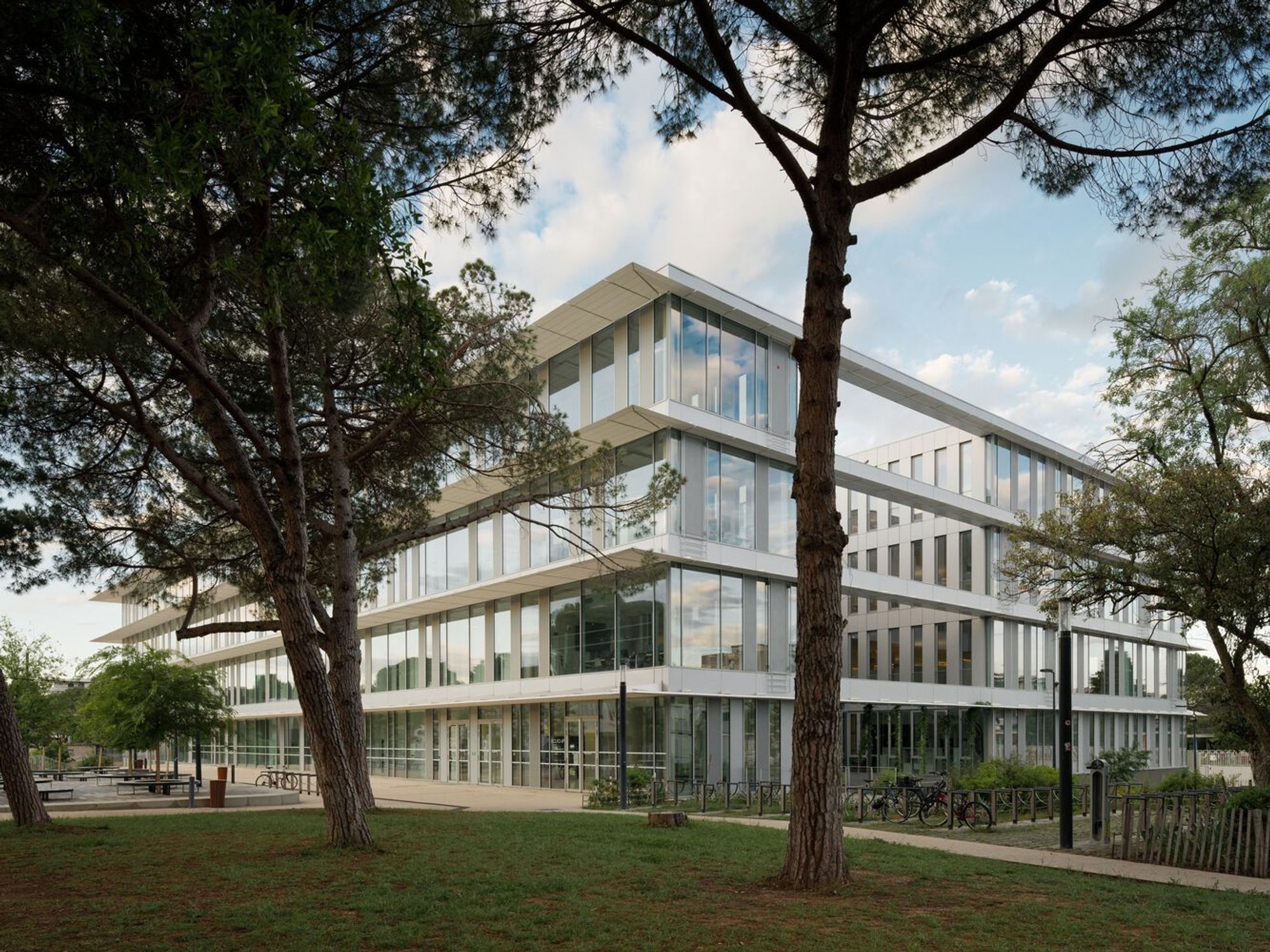 The Atrium University Library by SCAU