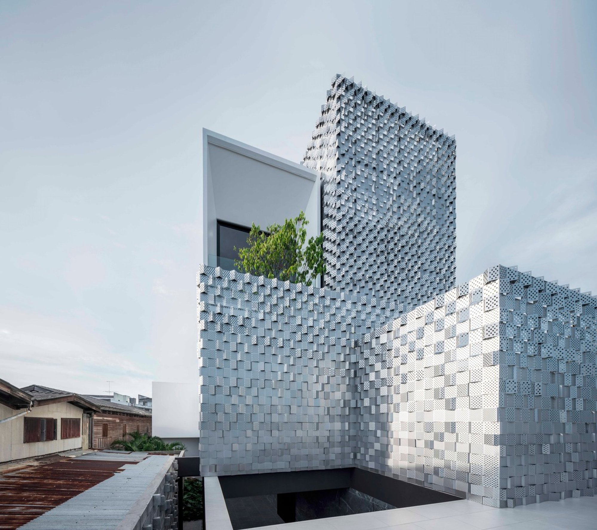 Salient House by Ayutt and Associates Design: A Modern Landmark in Thailand’s Seaside Community