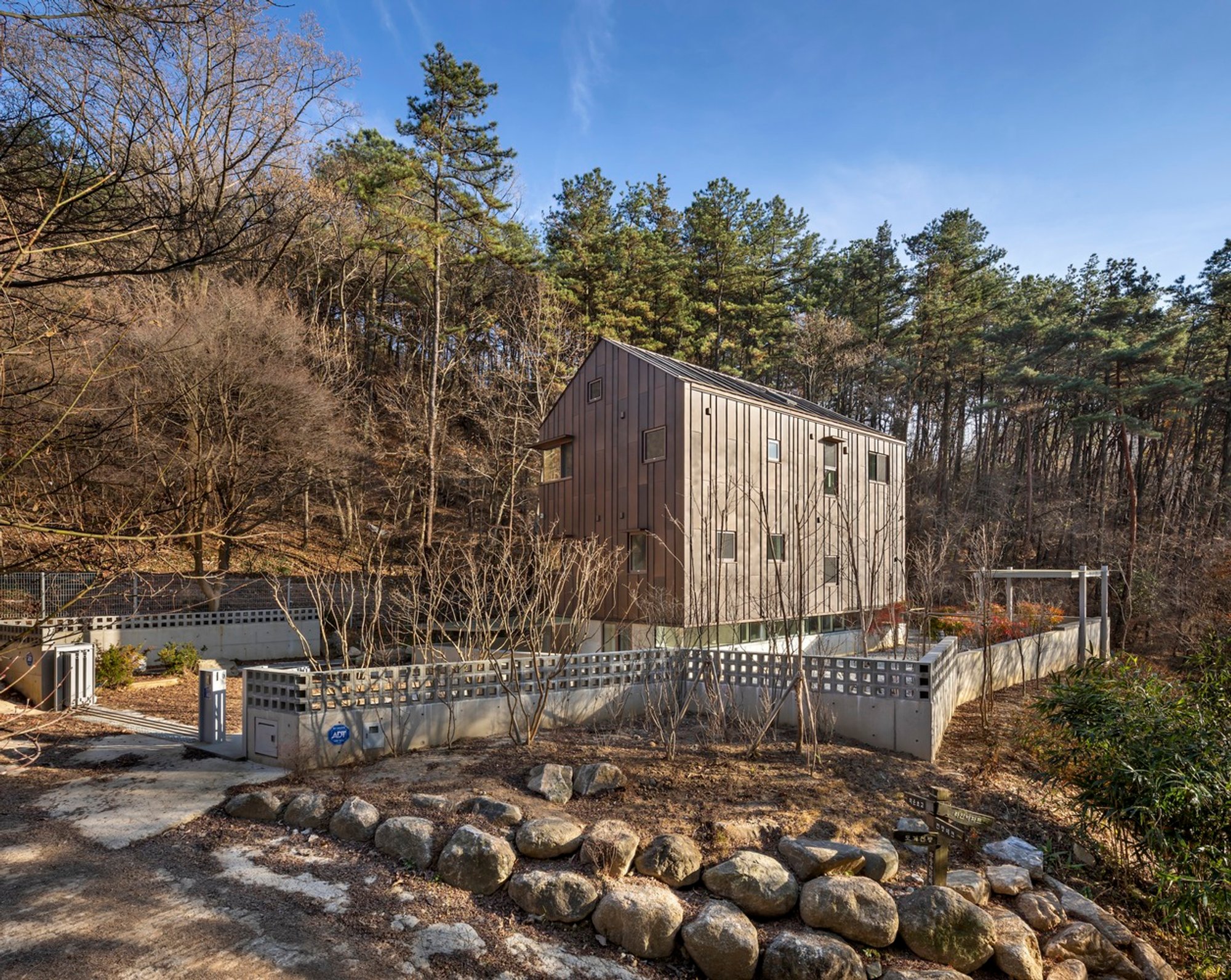 Chusajae House by Soltozibin Architects: A Harmonious Blend of Nature, Books, and Architecture in Gwangju