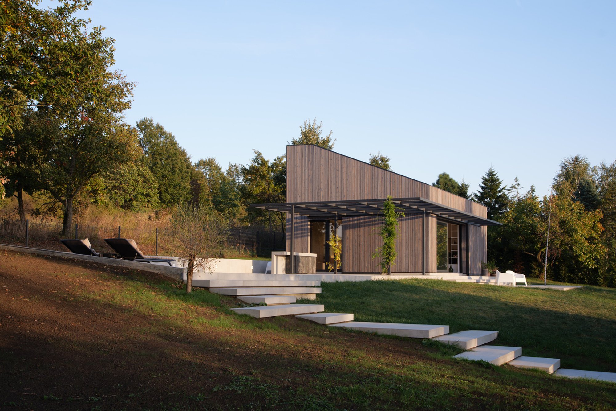 Futro House by INKA Studio: A Contemporary Holiday Home in Rogača, Serbia