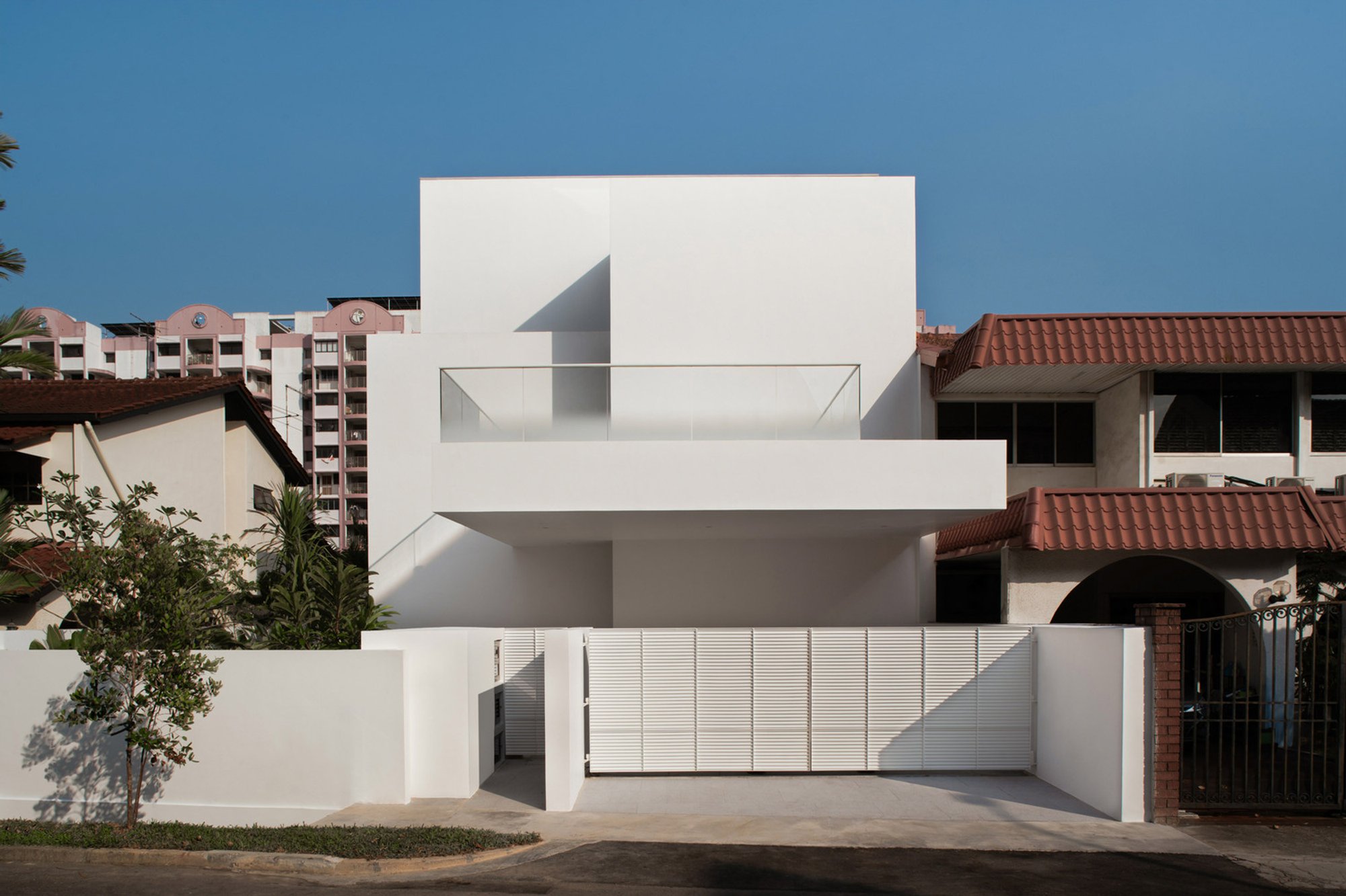 Cavern House: A Cave-Inspired Family Residence Shaped by Light, Terraces, and Spatial Discovery in Singapore