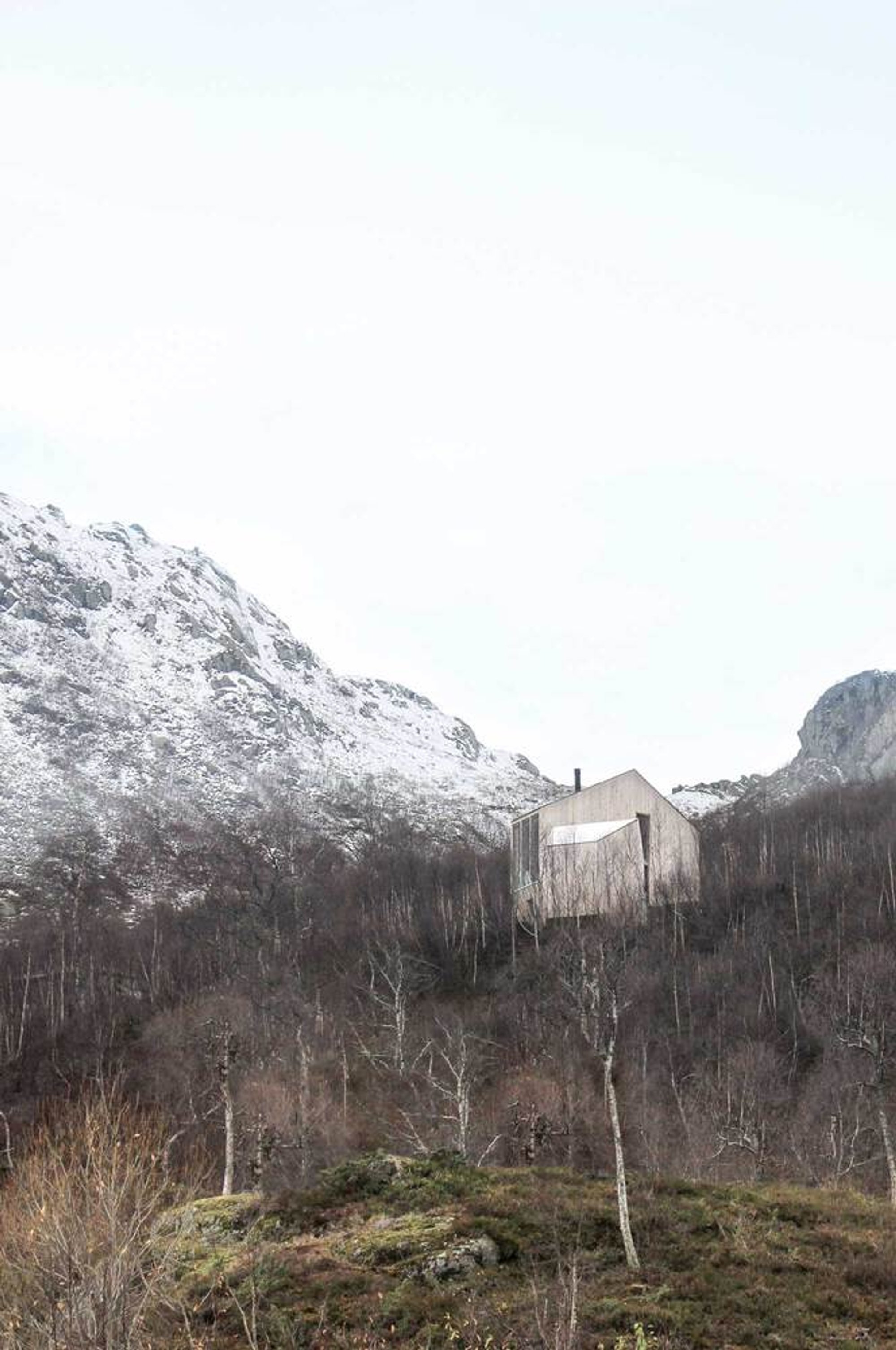 A Compact Mountain Retreat Rooted in the Norwegian Landscape