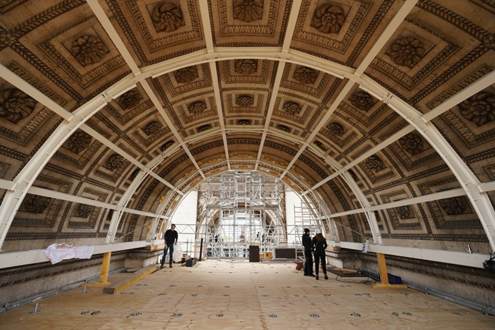 L’Arc de Triomphe Wrapped in Stunning Art Installation to Honor Late Artist Christo