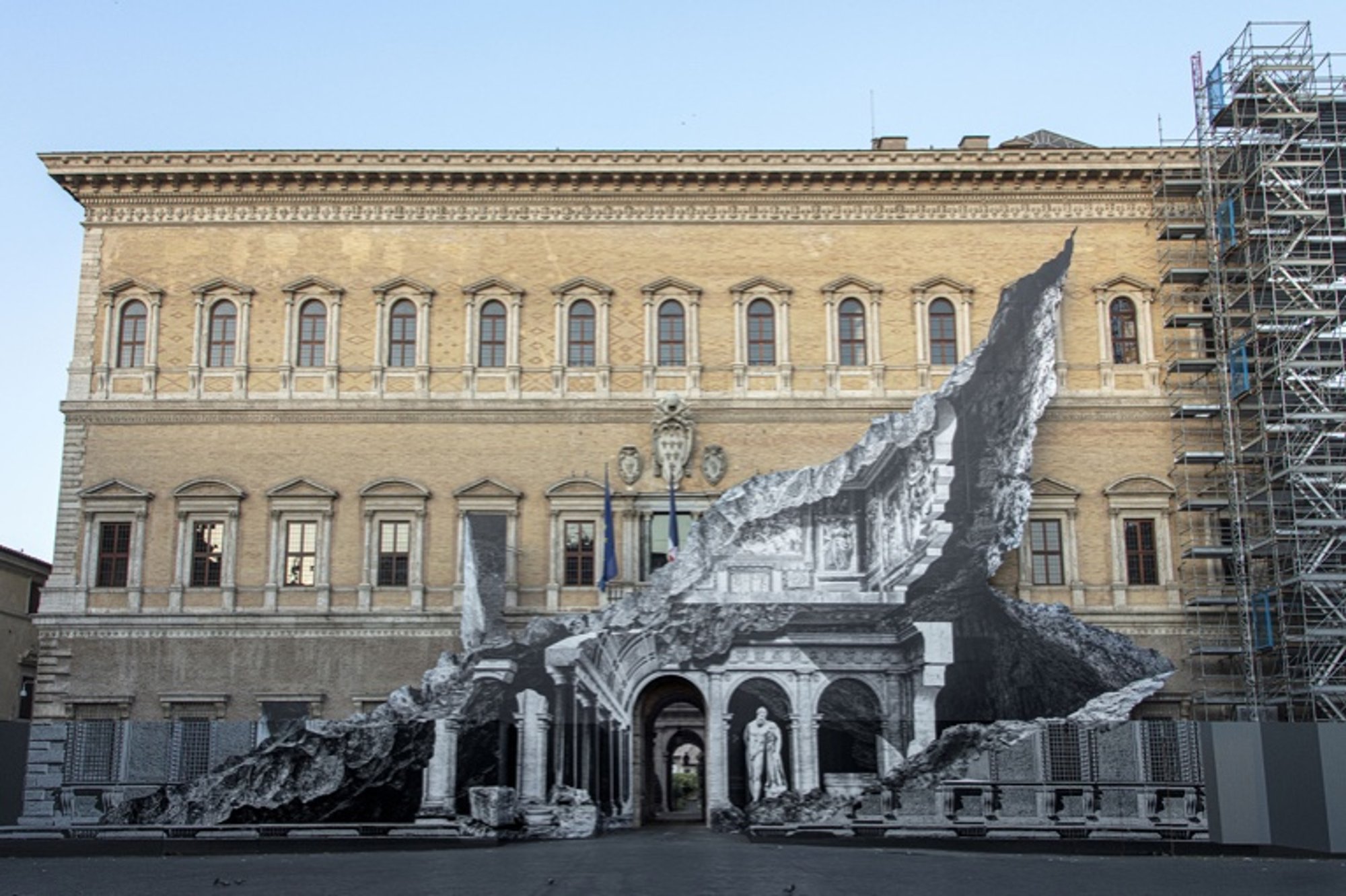 Monumental masterpiece 'Punto di fuga' adorns Farnese Palace façade in Rome
