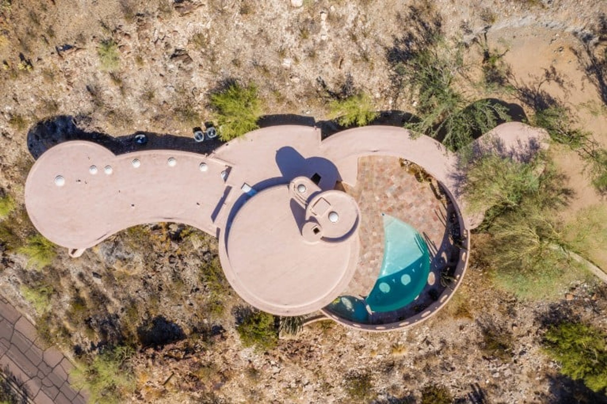 "Own a Piece of Architectural History: Frank Lloyd Wright's Stunning Circular Sun House is on the Market!