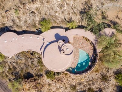 "Own a Piece of Architectural History: Frank Lloyd Wright's Stunning Circular Sun House is on the Market!