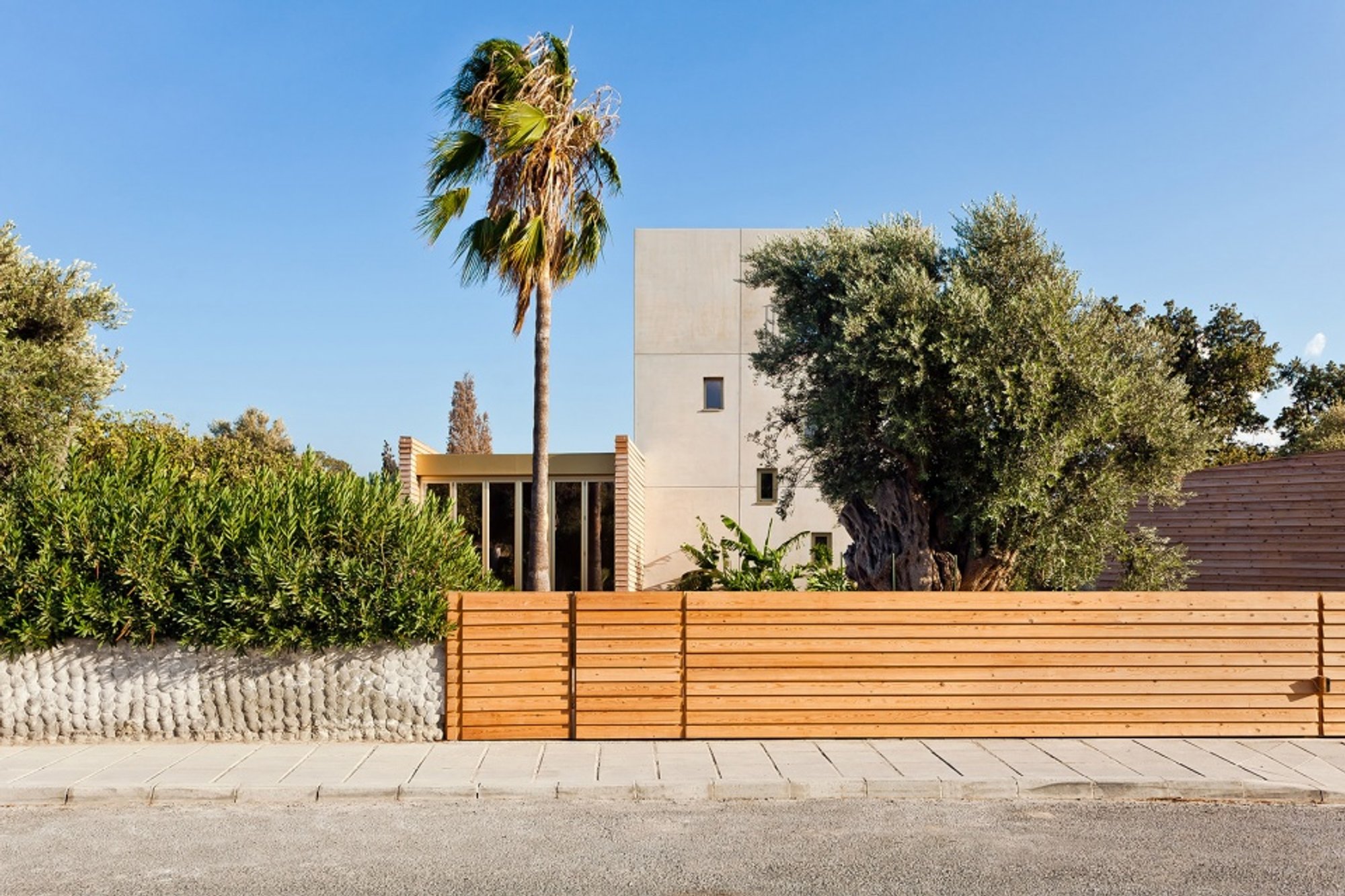 Alexis Papadopoulos Architectural Practice Designs a Beautiful House in the Shadow of Kolossi Castle