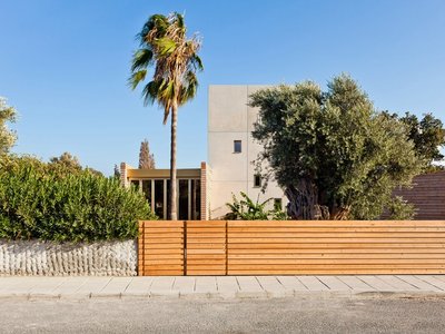 Alexis Papadopoulos Architectural Practice Designs a Beautiful House in the Shadow of Kolossi Castle