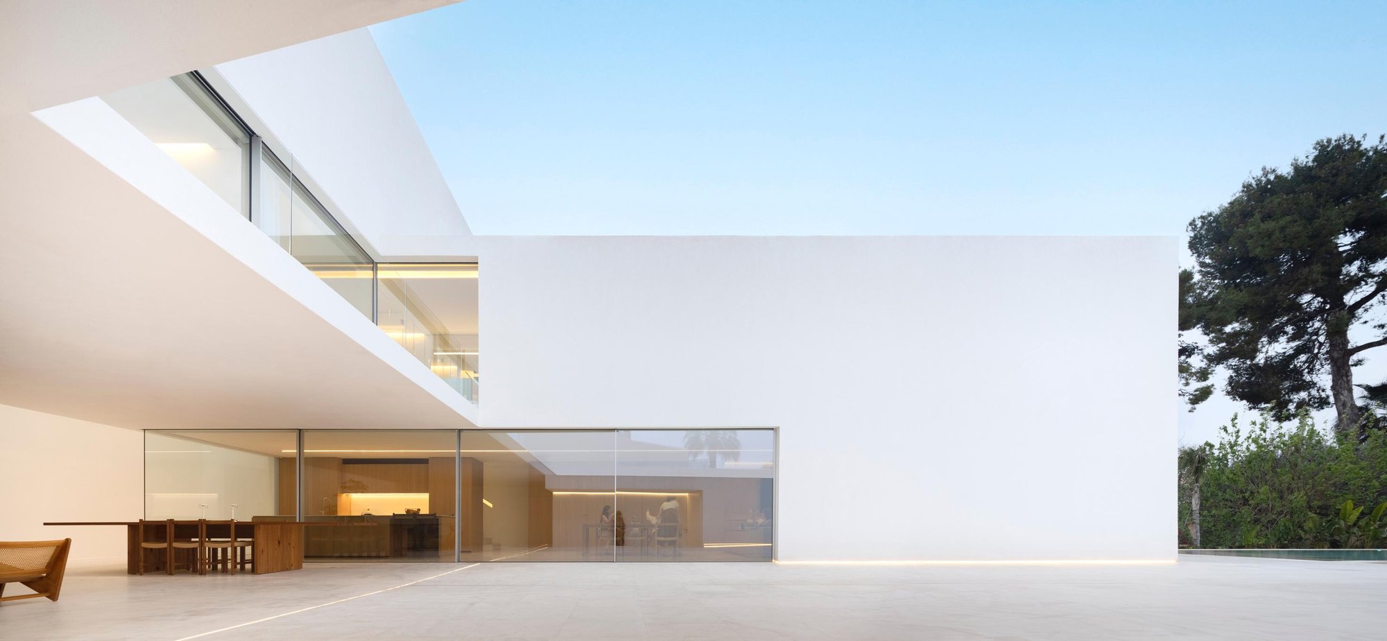 Reimagining Spaces: Fran Silvestre Arquitectos Breathes New Life into The Empty House