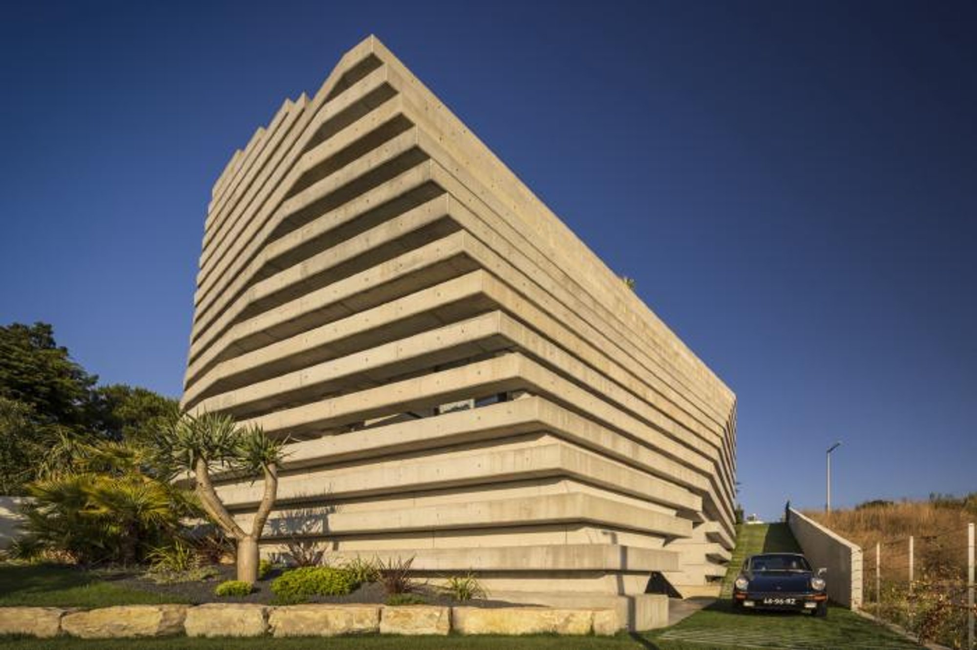 Architectural Harmony Unleashed: Contaminar Arquitectos' Quinta do Rei!