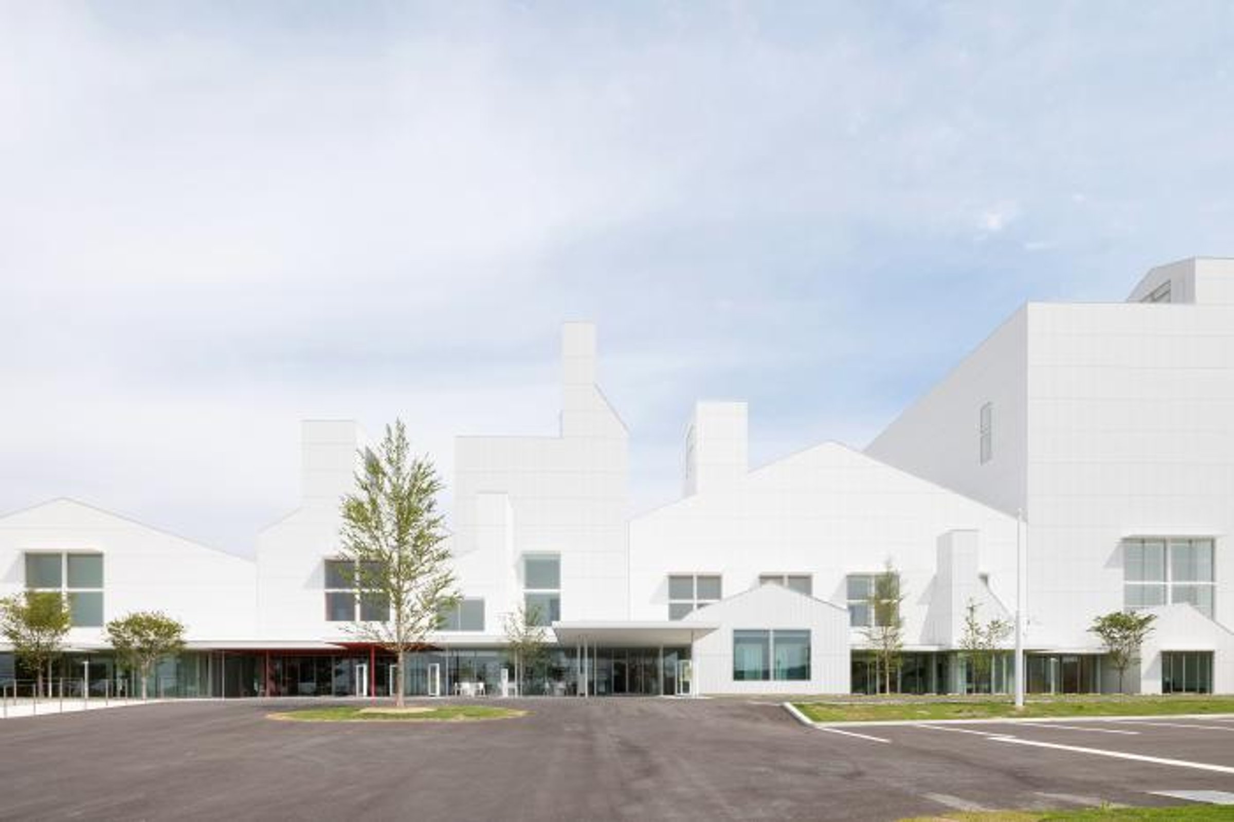 Sculpting Spaces: Exploring the Maruhon Makiart Terrace by Sou Fujimoto Architects