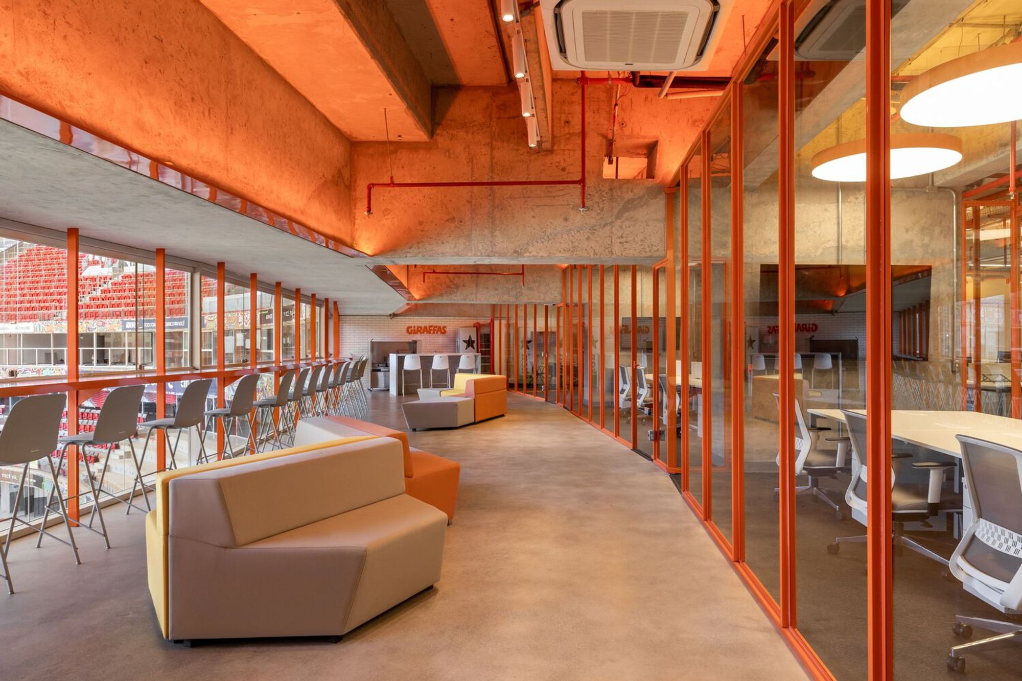 BLOCO Arquitetos Designs the Giraffas Brasília Office: A Harmonious Blend of Functionality and Creativity