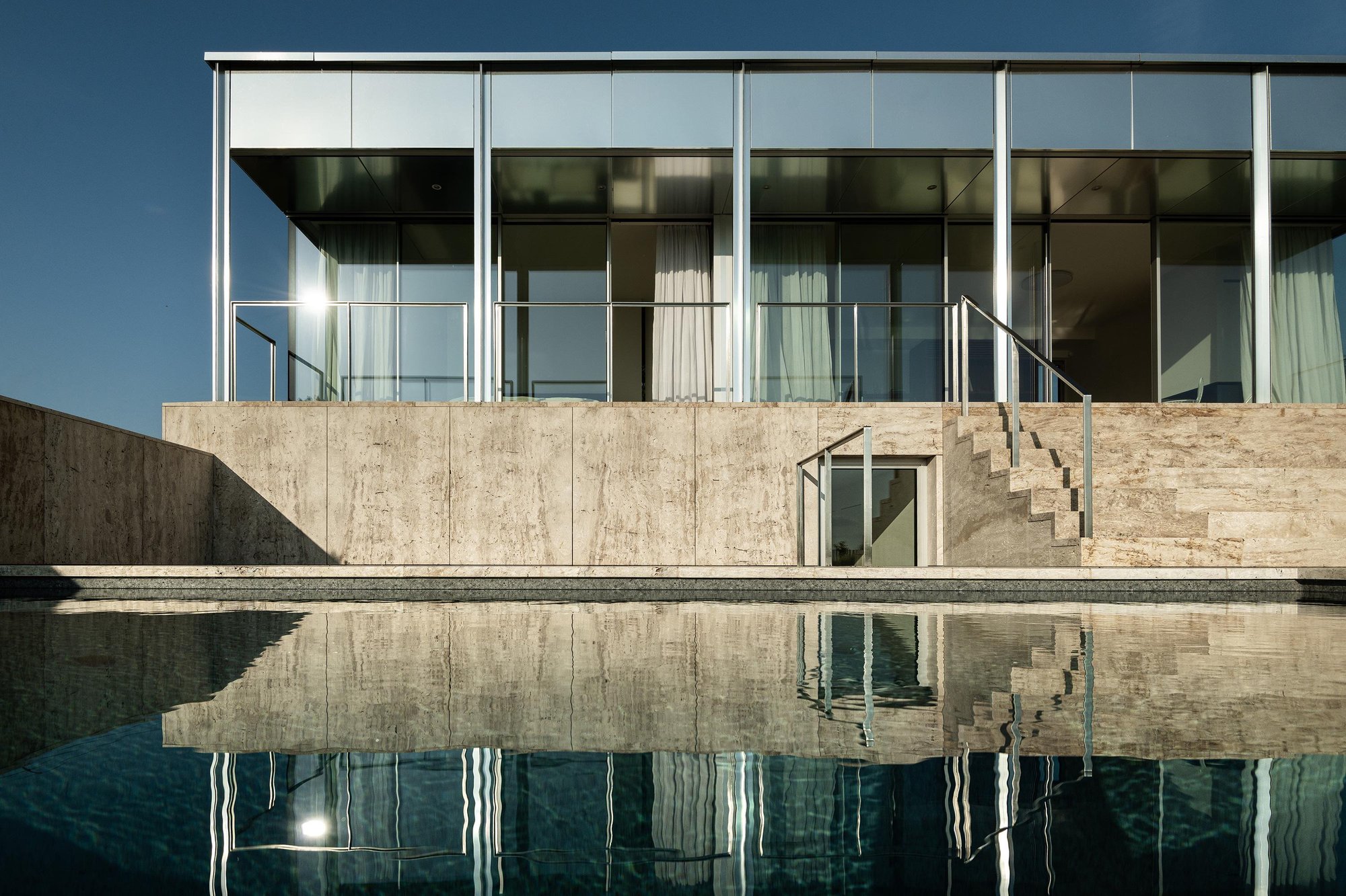 KonTextus: Where Architecture Meets Nature in the Cliffside Haven