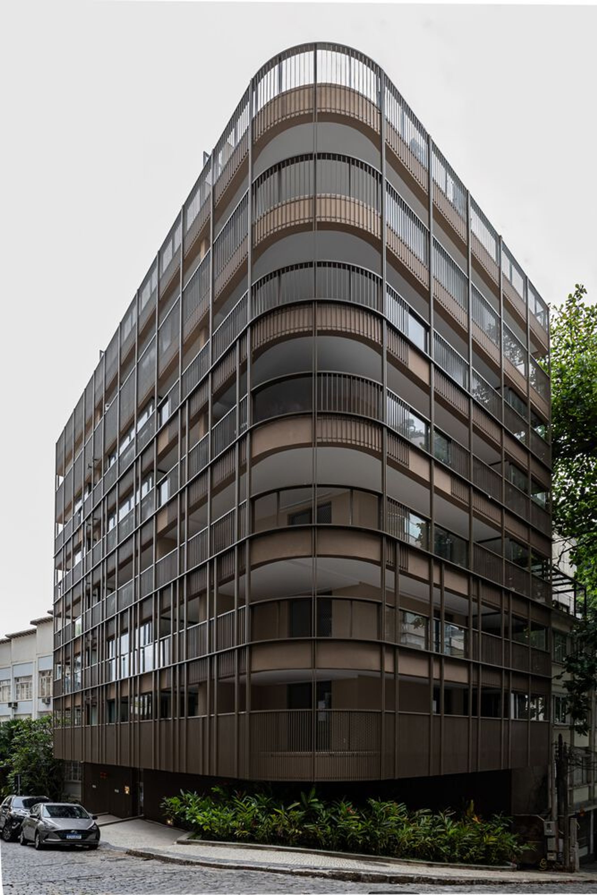 Discover the Igara Building in Rio de Janeiro: A Fusion of Nature and Architecture