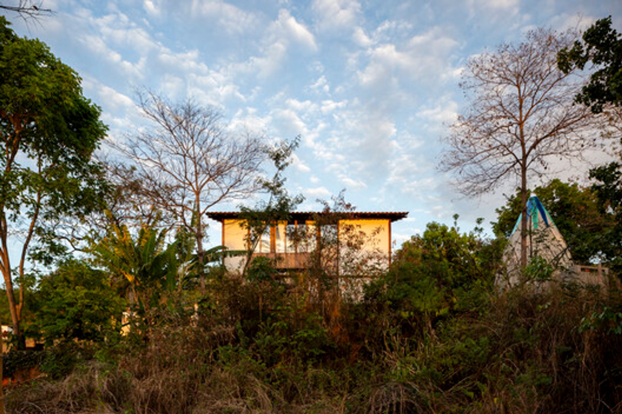 Sustainable Country House in Barbalha: A Fusion of Traditional and Innovative Construction Techniques