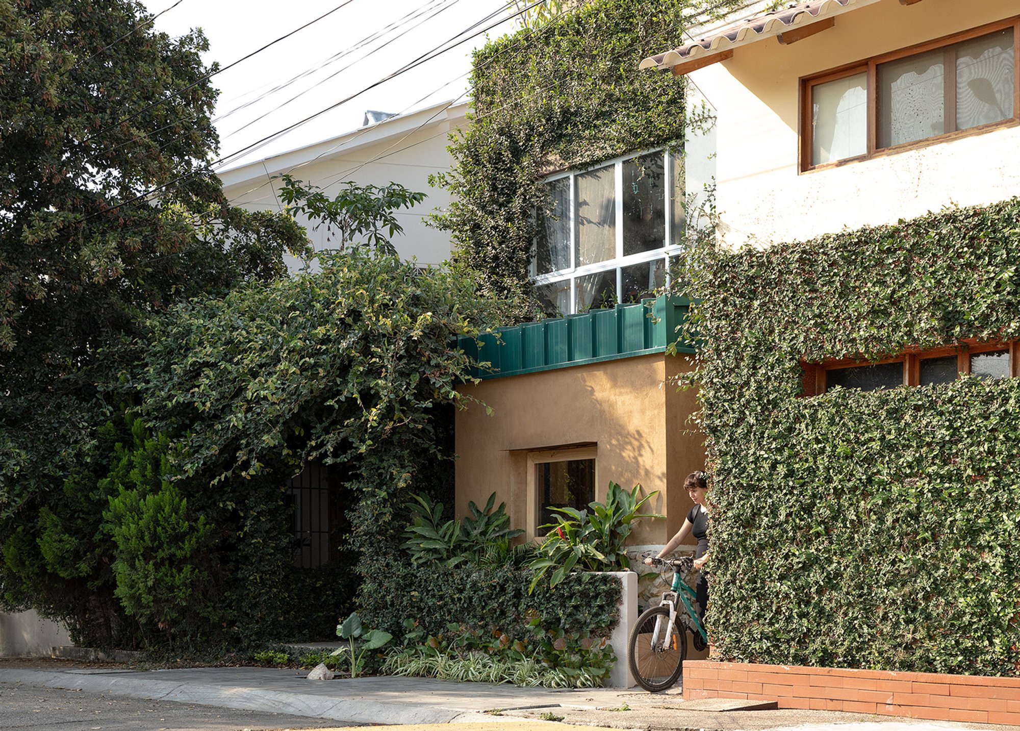Sustainable Urban Workspace Extension in Guayaquil: El Retiro House Extension by Juan Alberto Andrade
