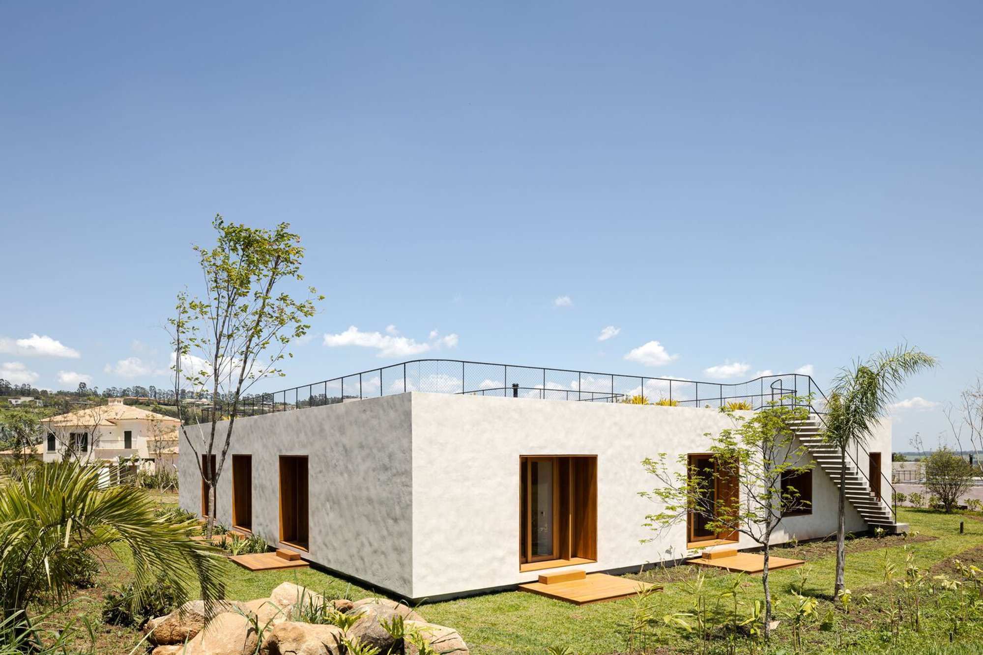 Innovative Country House Design in São Paulo: Oito House by ARCHITECTS OFFICE