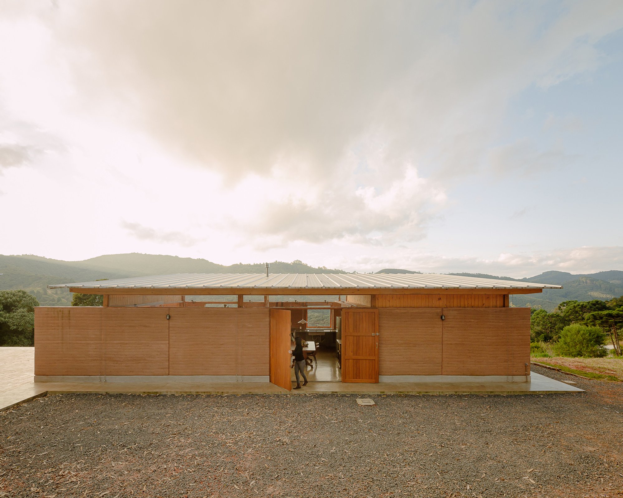 Sustainable Mountain House Design - Embracing Nature in Patio Guapuruvu House