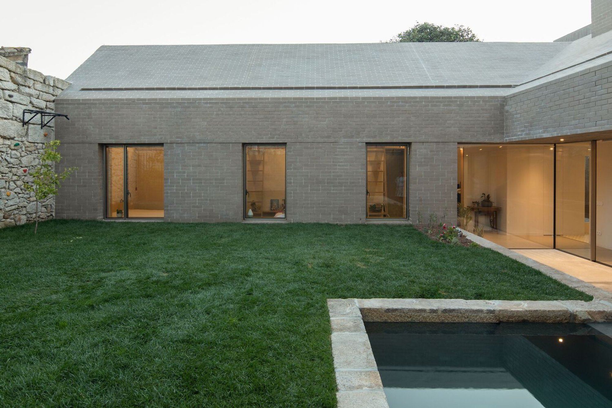 Modern House Design: A Fusion of Style and Functionality in Porto, Portugal