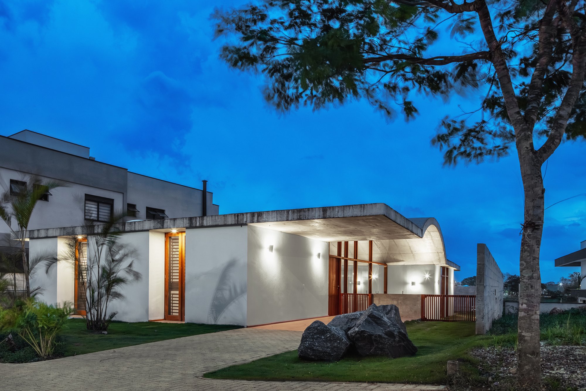 Vaulted Residence: Exploring the Design Excellence of Abóbada House in São José dos Campos