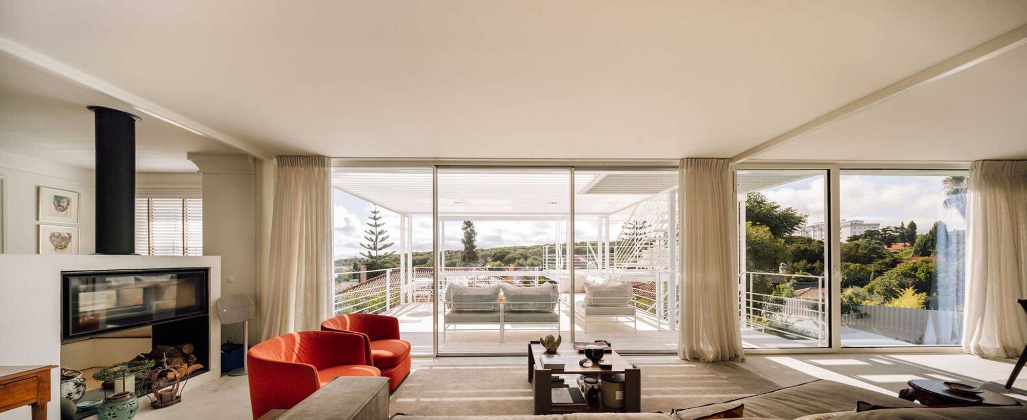 Scaffold House: A Harmonious Blend of History and Modernity