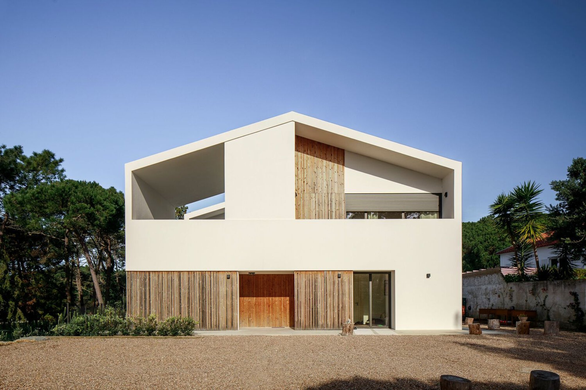 Contemporary Architecture in Sintra: The MH House by Esquissos - Arquitectura e Consultoria