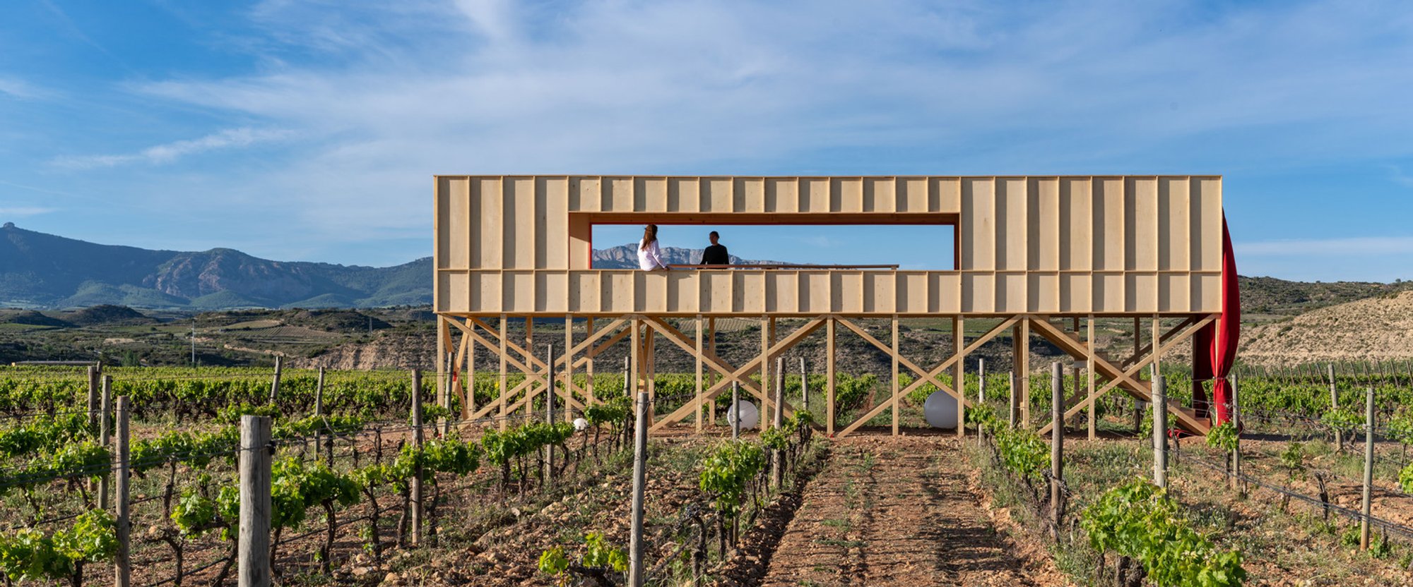 A Table Elevated in the Landscape: Blending Architecture with Nature