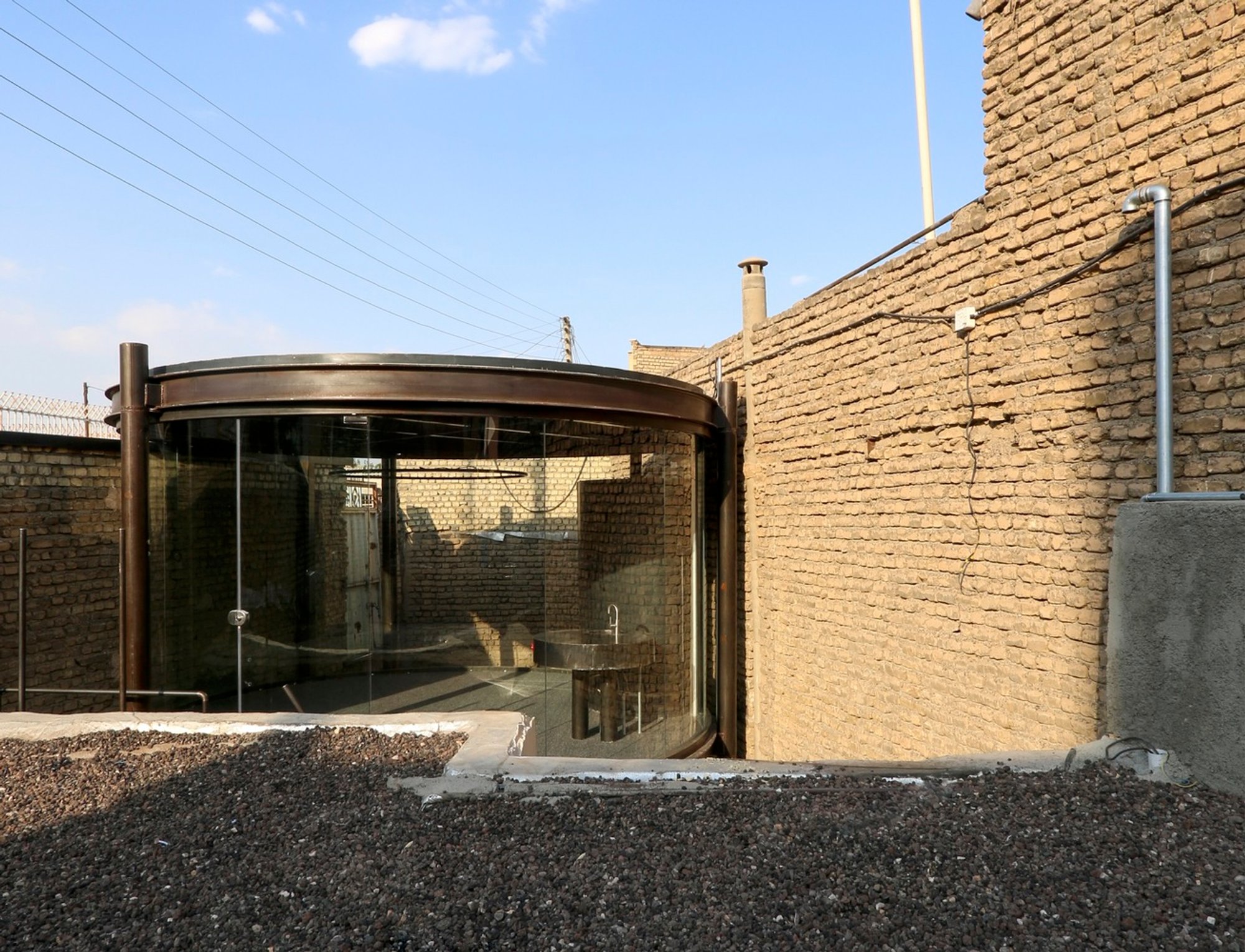 Innovative Architectural Design in Historic Contexts: Bagh Goushkhaneh Carpet Studio Case Study