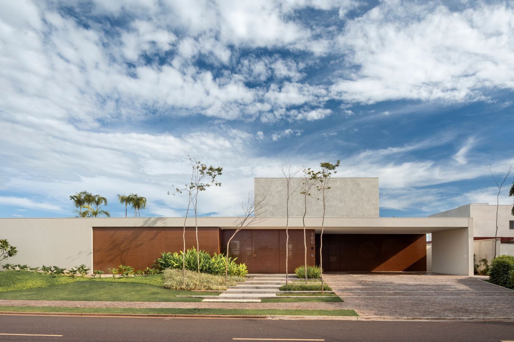 Embracing the Elegance of Contemporary Brazilian Architecture: The M+S House by Solange Cálio Arquitetos