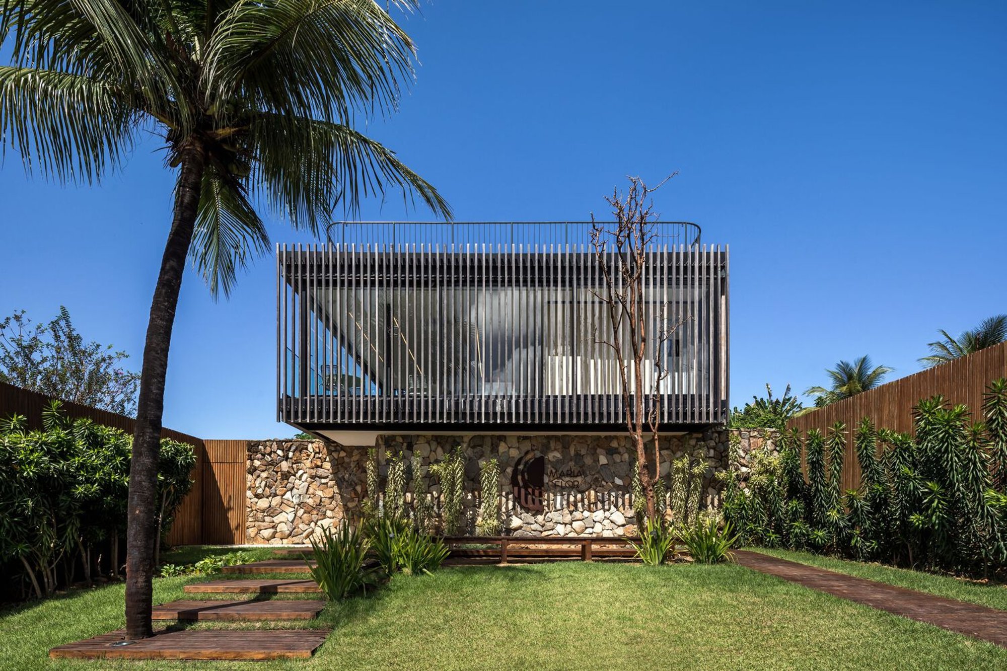 Maria Flor Inn: A Harmonious Blend of Architecture and Nature in Fernando de Noronha