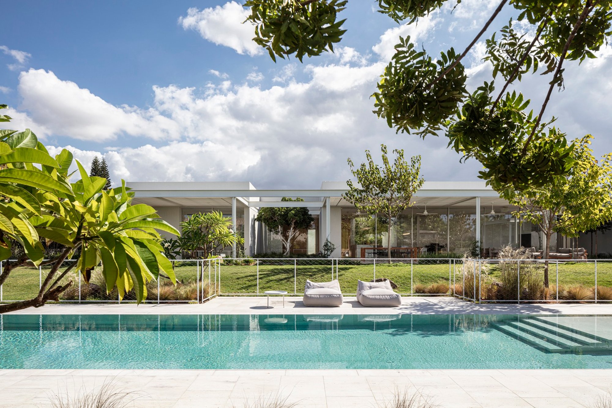 The V House: A Masterpiece of Contemporary Architecture by Blatman Cohen
