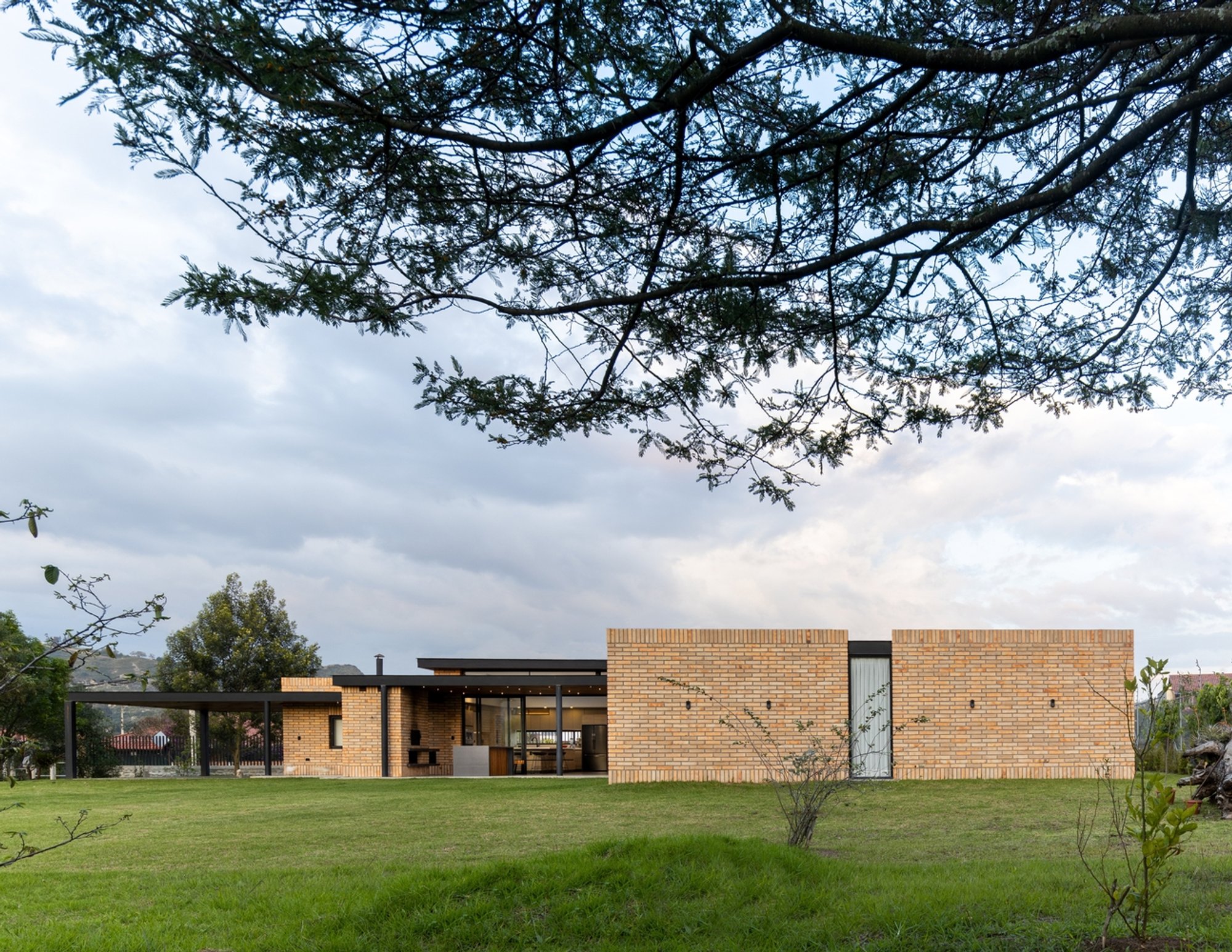 Embracing Tradition and Modernity: The Modernist Brick House Design in Cuenca