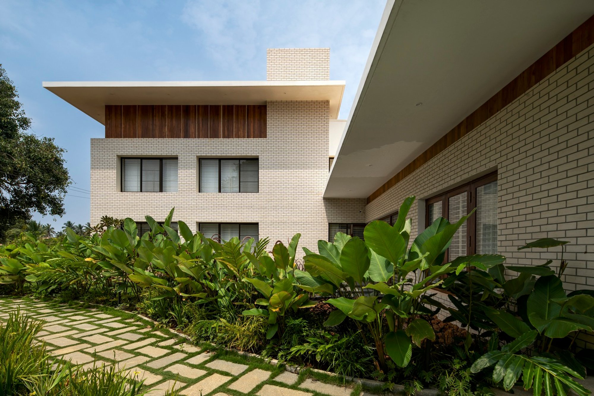 Embracing Tradition and Modernity: Vastu Shastra Modern Home Design in India with The Modern Pastoral House by Sudaiva Studio