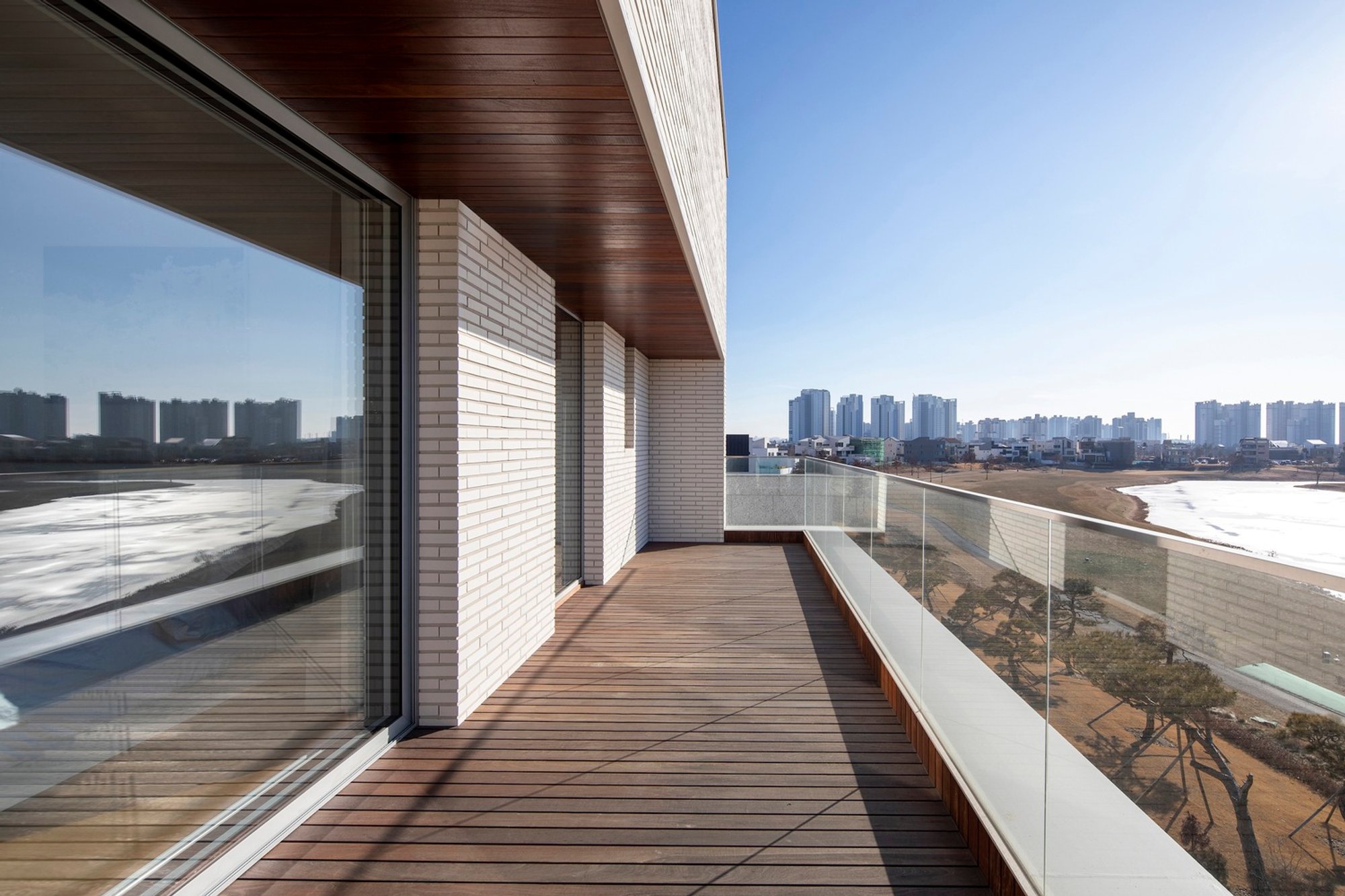 A Masterpiece of Multi-generational Living Architecture: "A Home for Three Generations" by 100A Associates