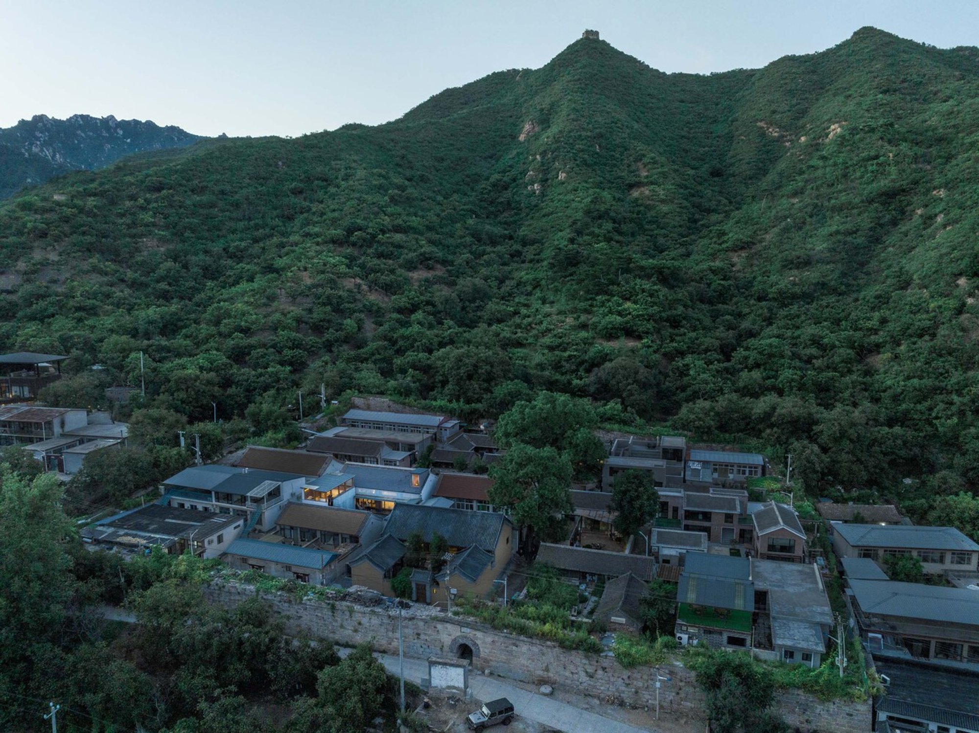 Harrierfall Hostel: A Unique Hostel Design That Merges Danger with Tranquility