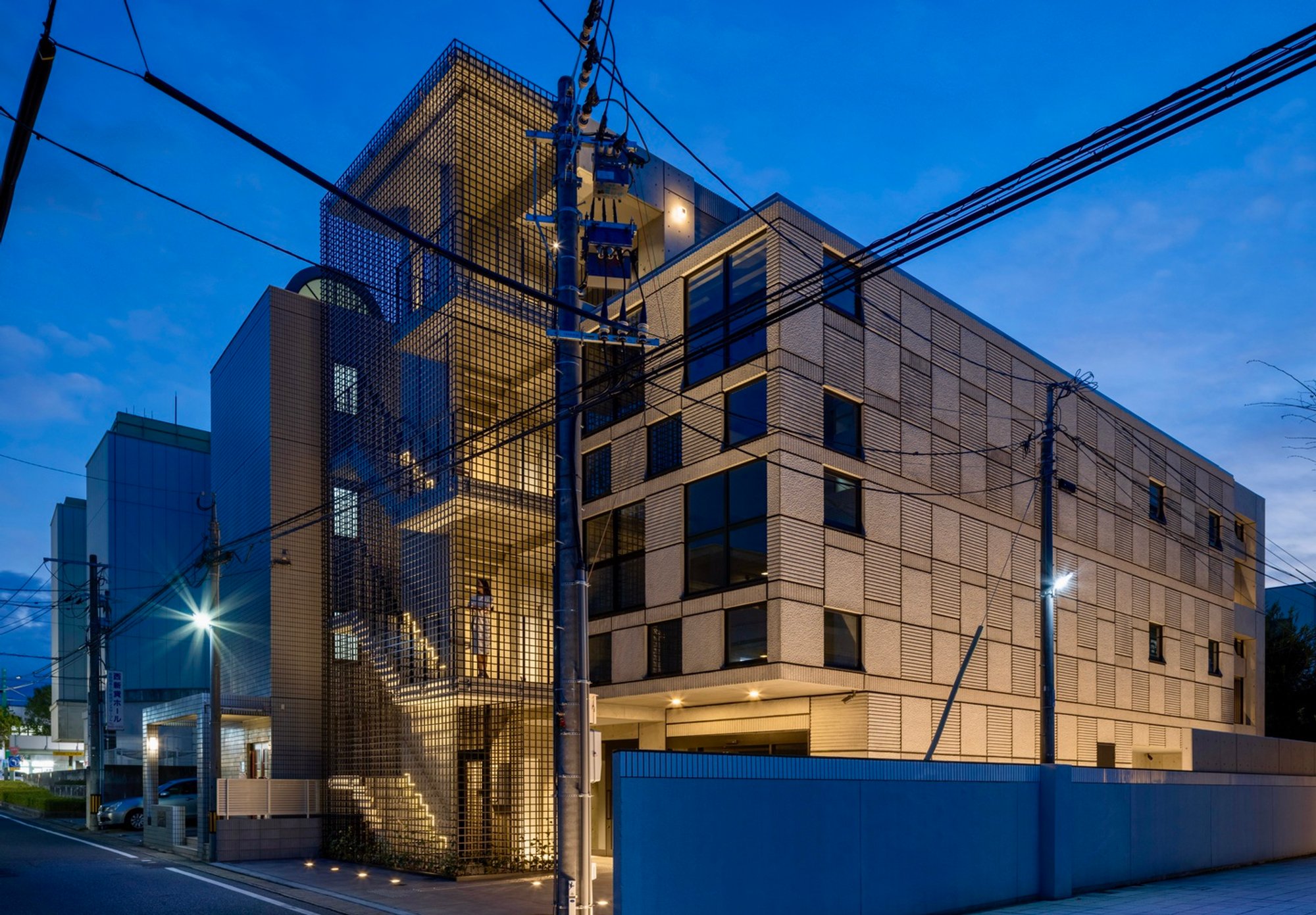Multi-Tenant Building Architecture Design: A Deep Dive into LATTICE in Fukuoka by SAKO Architects