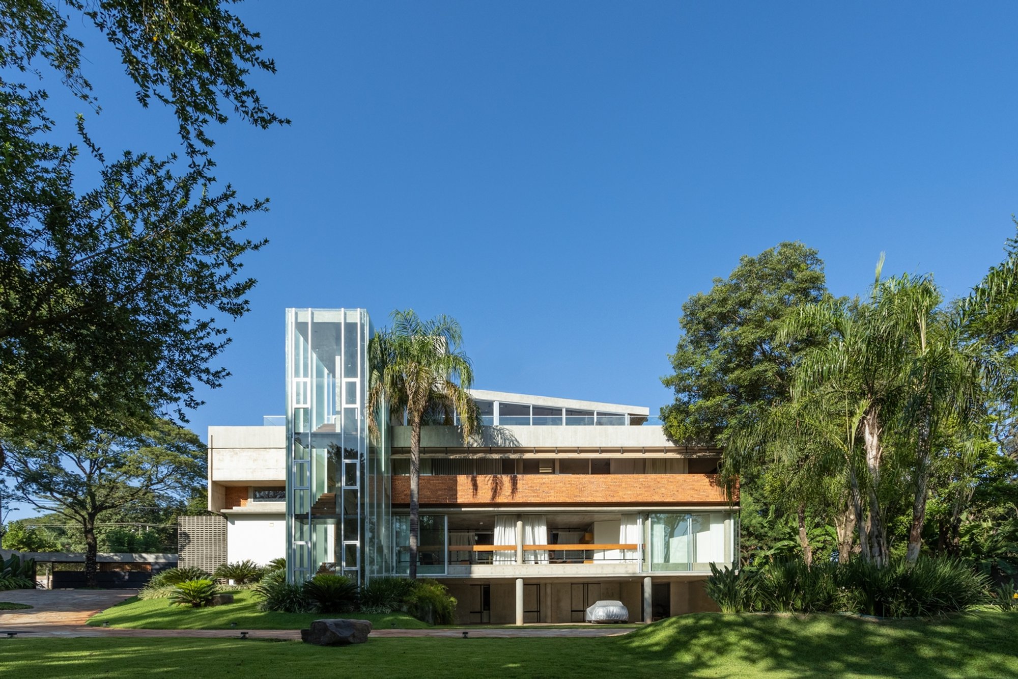 Rodor House by OMCM Arquitectos: A Harmonious Blend of Architecture and Nature in Asunción