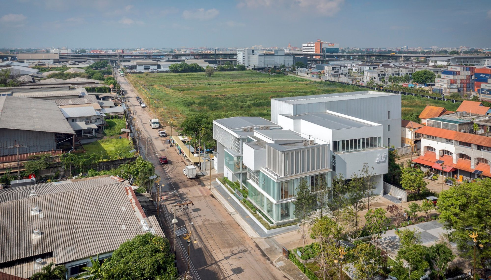 Where's House Warehouse: A Paradigm of Blurring the Boundaries Architecture