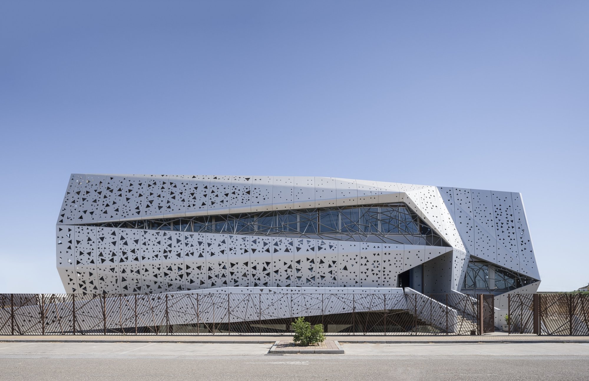 Bioclimatic Architecture Design: A Case Study of the Microbiological Chemical Laboratory by PENELAS ARCHITECTS