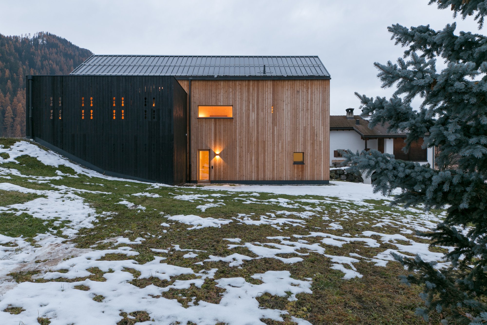 Modern Hillside Homes: The Integration of Design and Nature in House Bättig