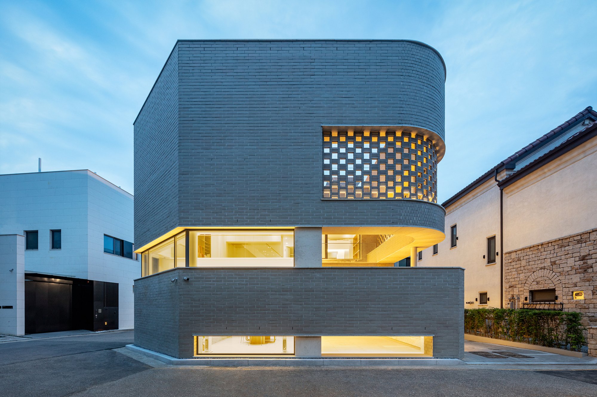 Urban Courtyard Houses in South Korea: Exploring Pangyo Two Courtyards House by June Architects
